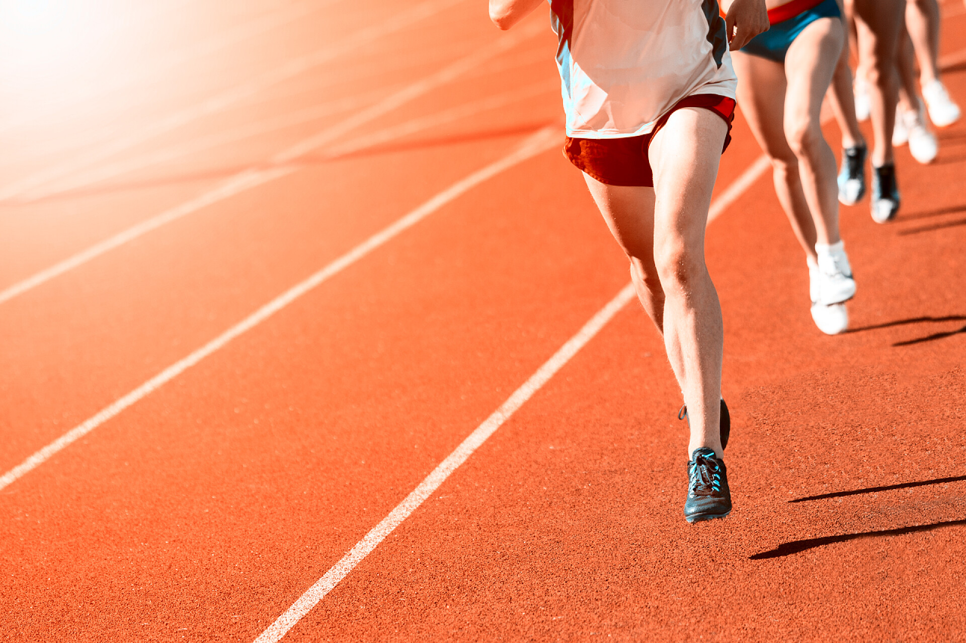 拼搏企业精神在赛场上正在比赛的人田径运动员在田径场上跑步.阳光灿烂的日子。老式彩色滤色器