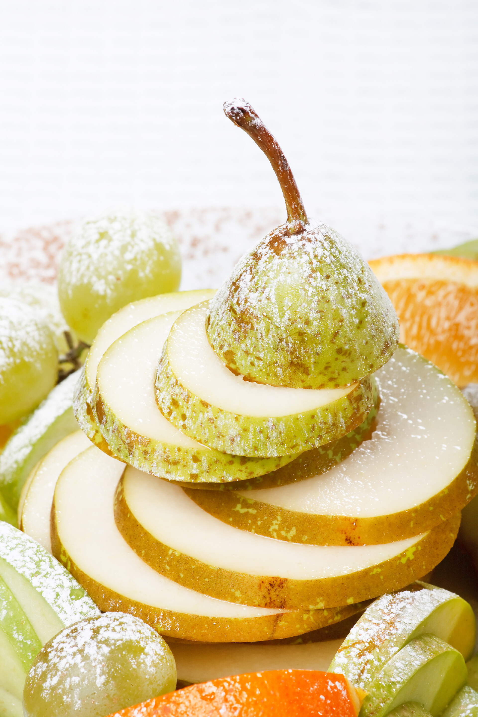 白色背景上的鸭梨块水果切片