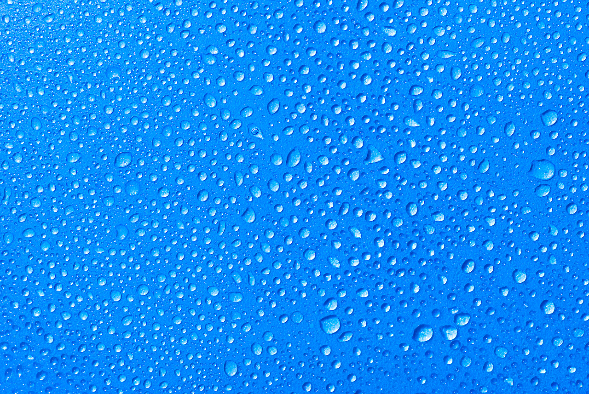 蓝色背景上的水滴