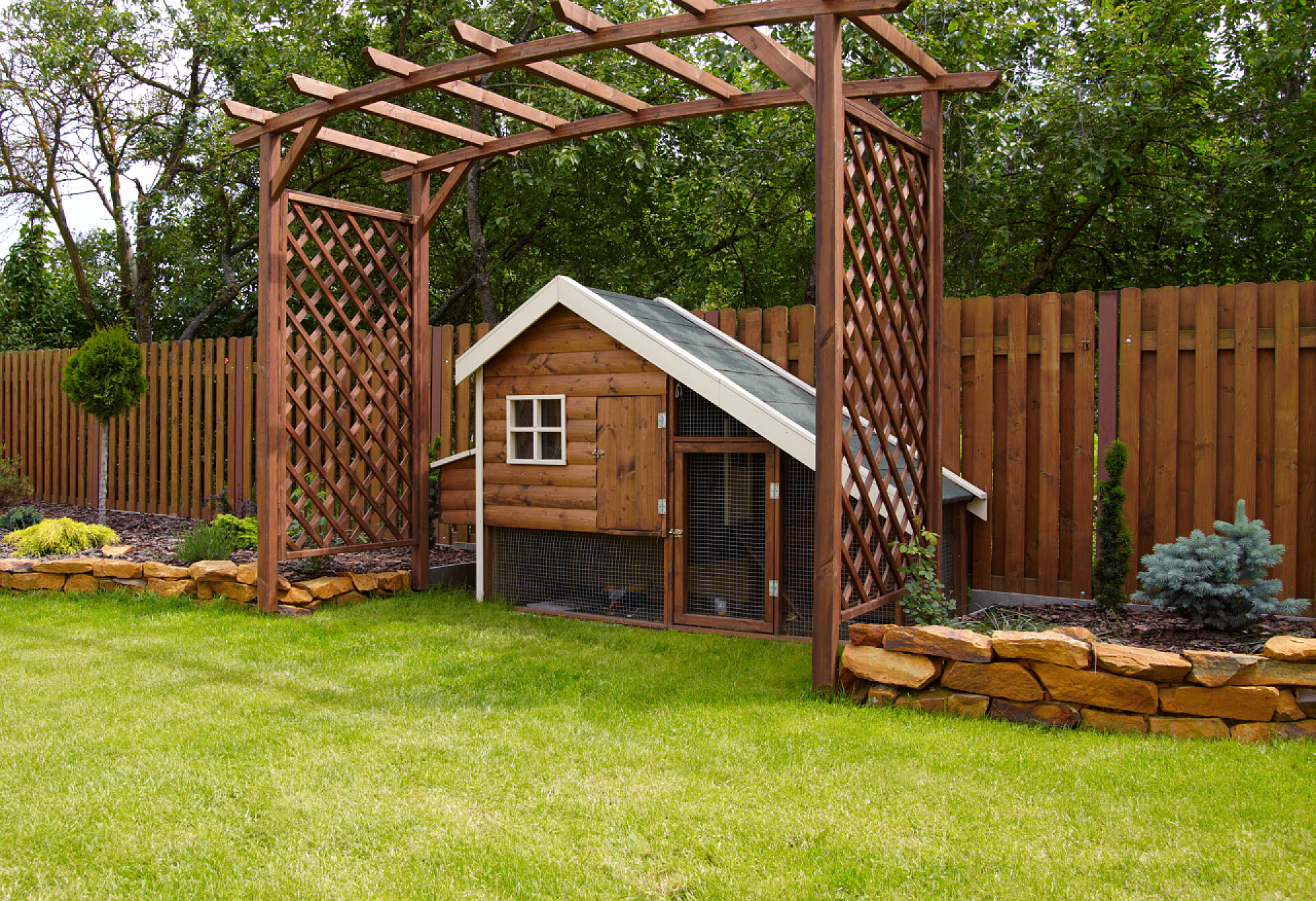 庭院草地上的装饰房子