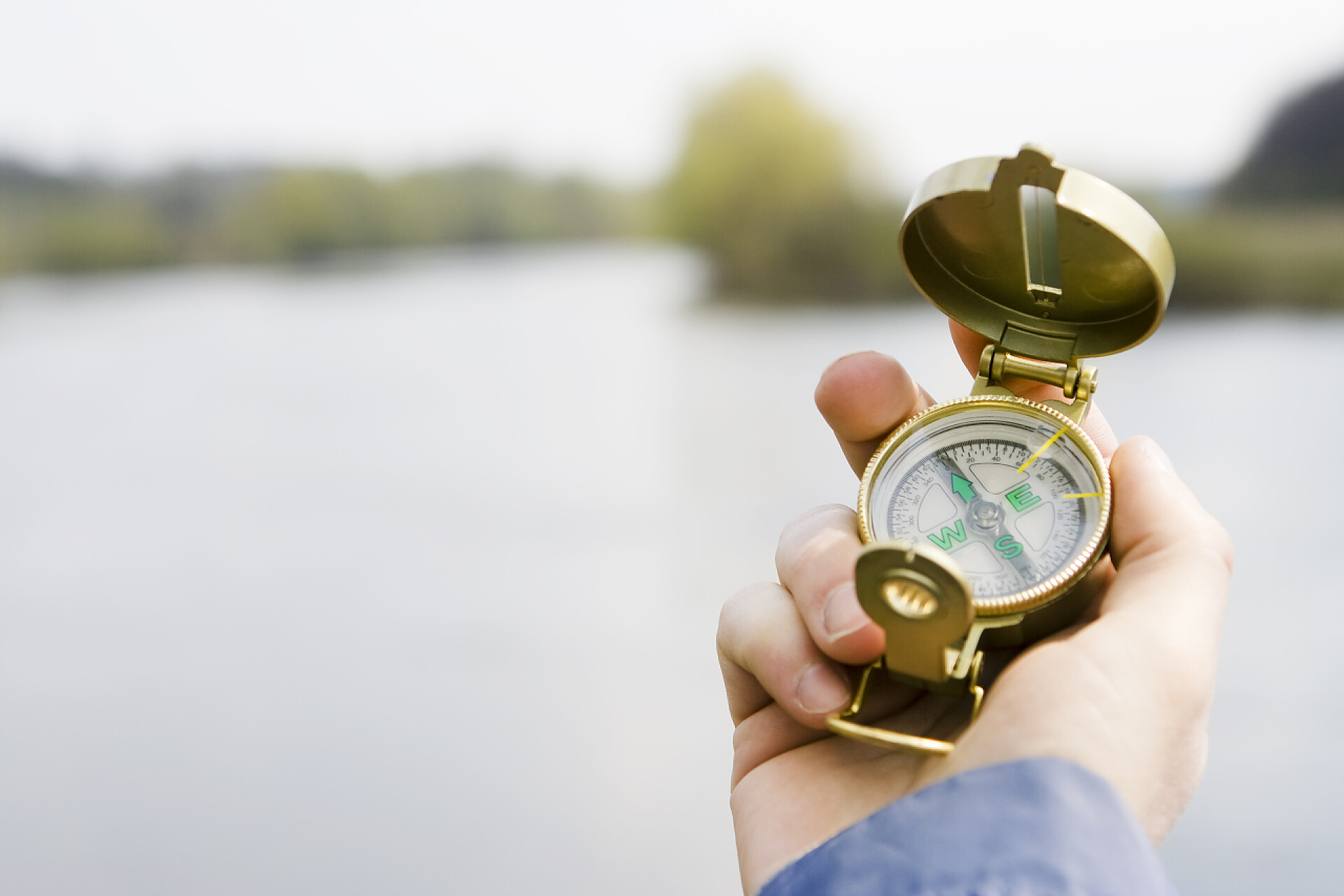 一只手拿指南针工具
