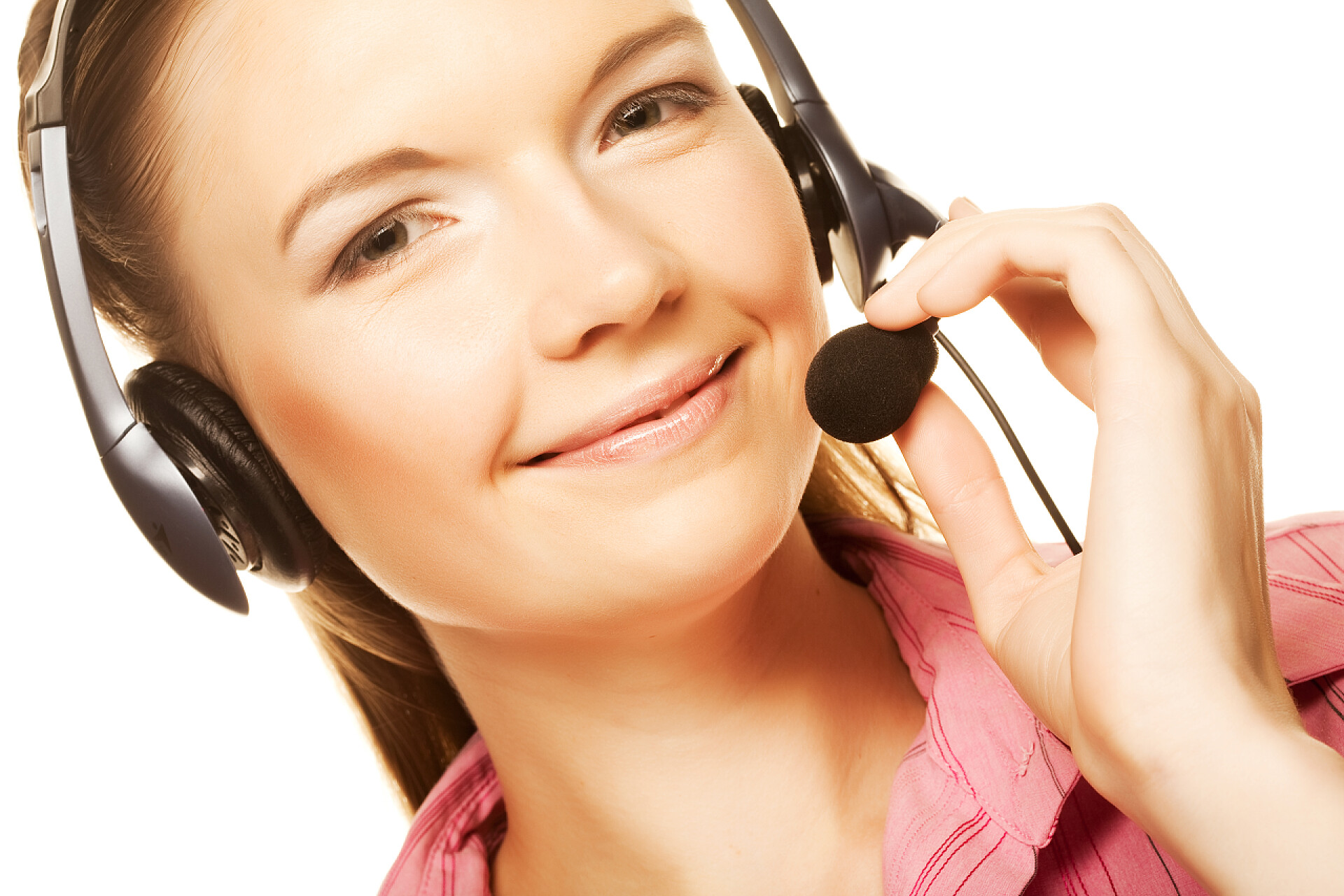 白色背景上带着耳机的女人商务