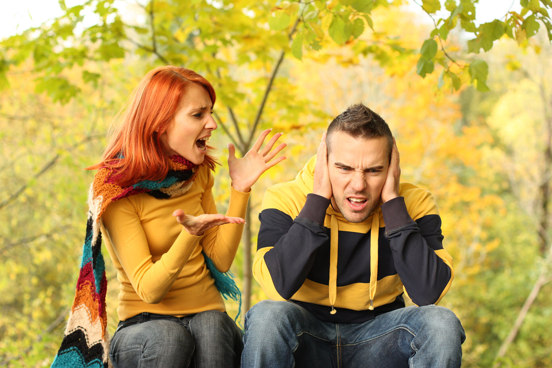 在森林公园里争吵的情侣旅游