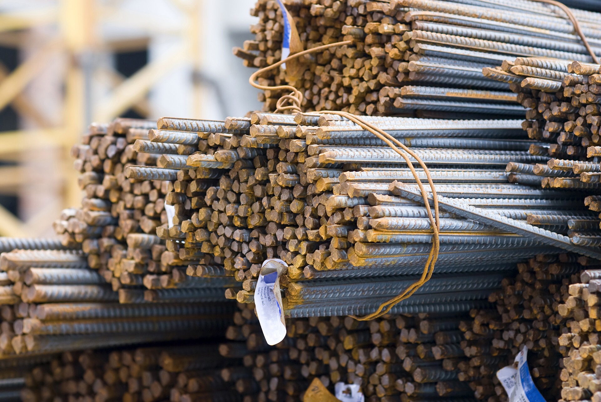 生锈的钢筋横截面特写建筑材料