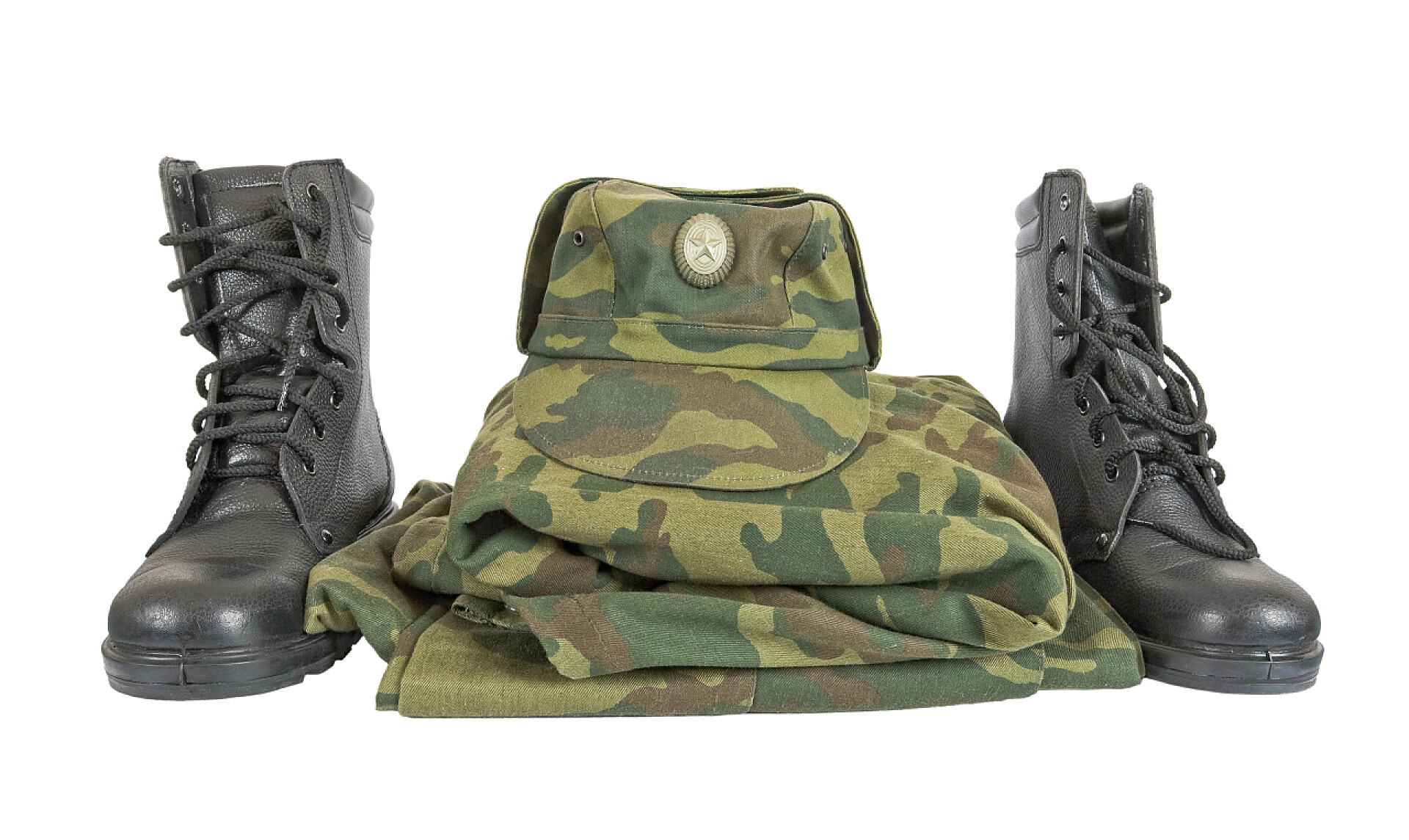 白色背景上的一套迷彩服和军靴服装