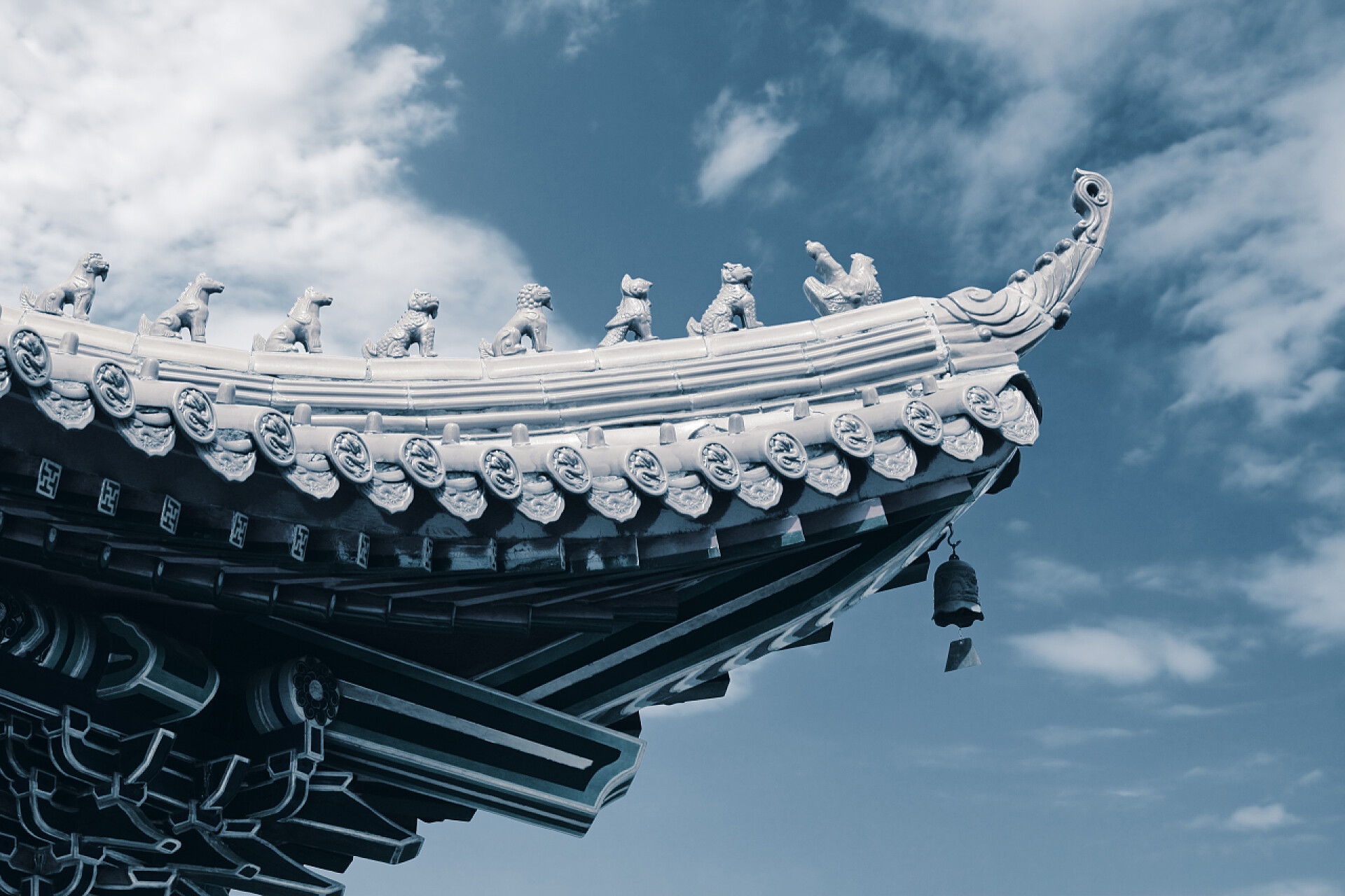 蓝天白云下中国传统建筑的屋檐建筑物