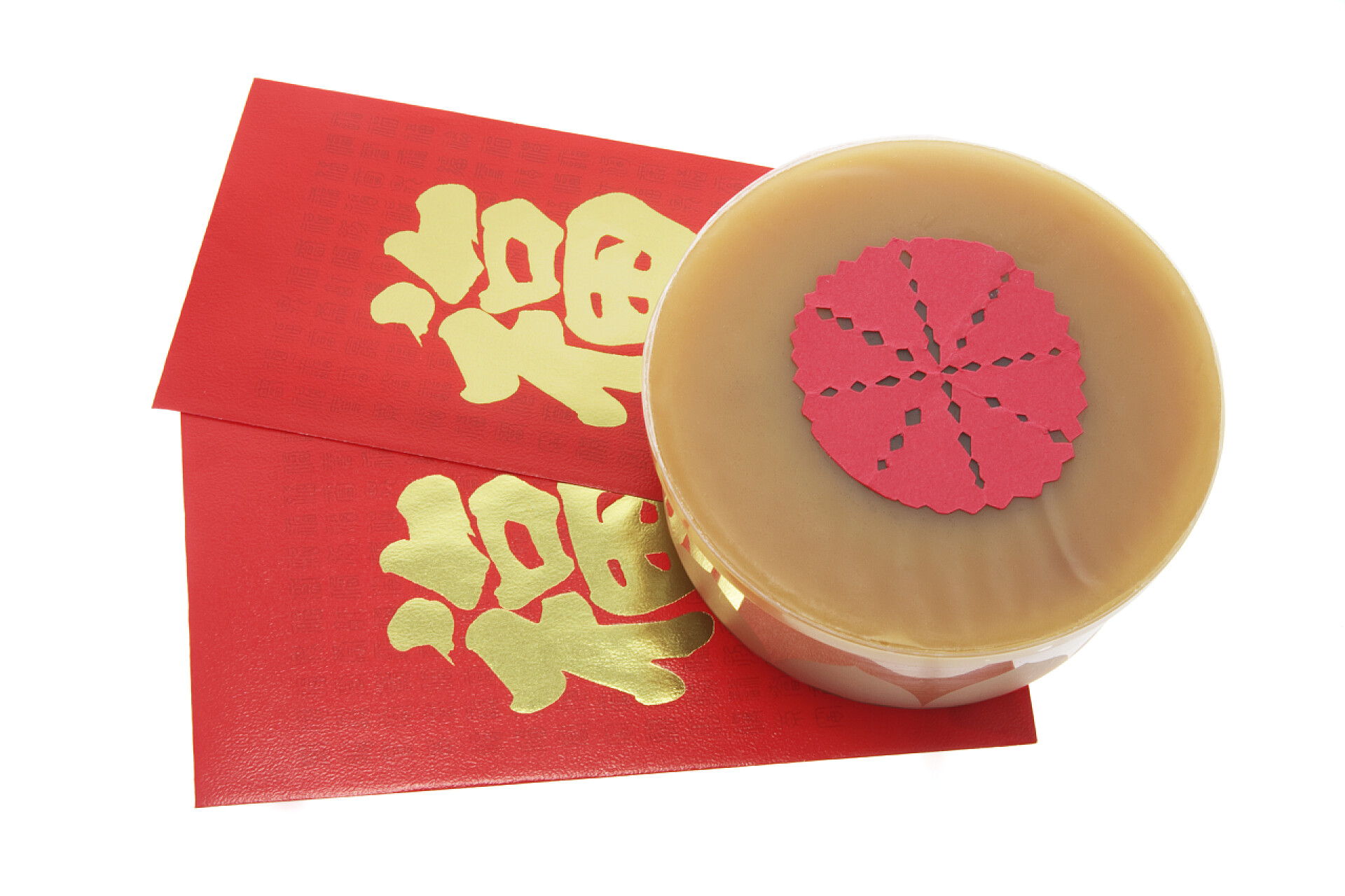 白色背景上的大红包和年糕食物节日春节