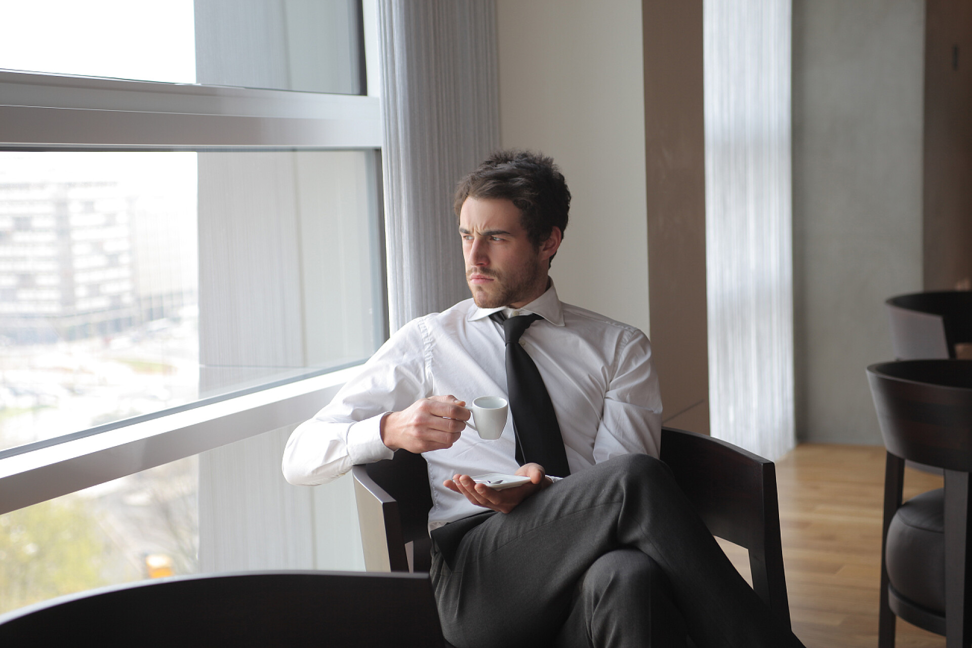 坐在窗前喝咖啡的商人商务