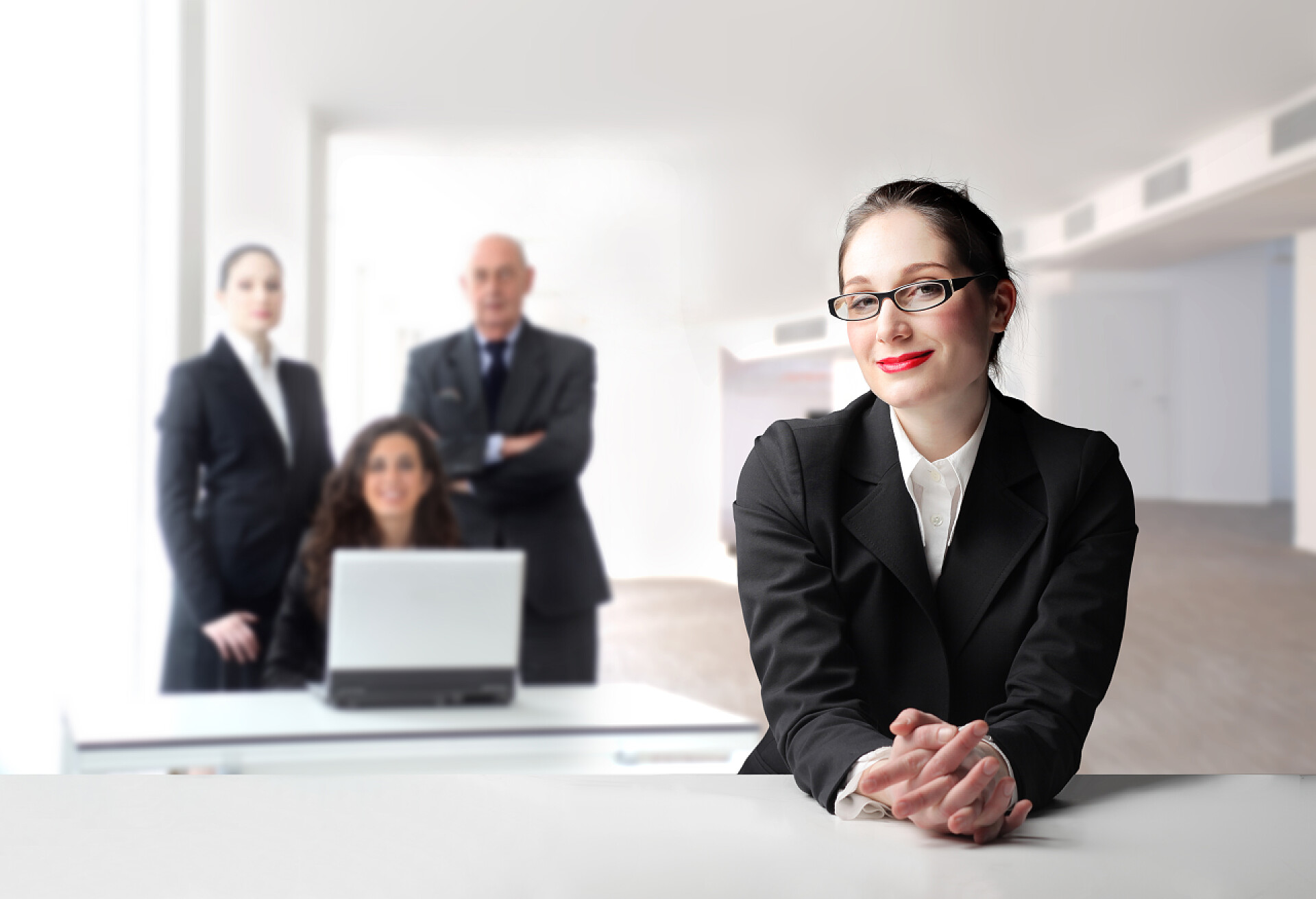 在公司的四人团队女商人特写商务人士