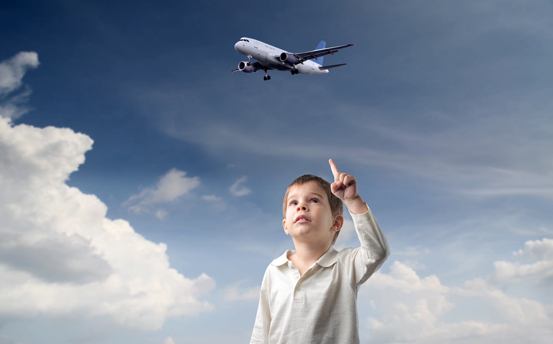 儿童节61儿童节人像梦想憧憬展望未来孩子指着在天空中飞的一架飞机梦想励志希望