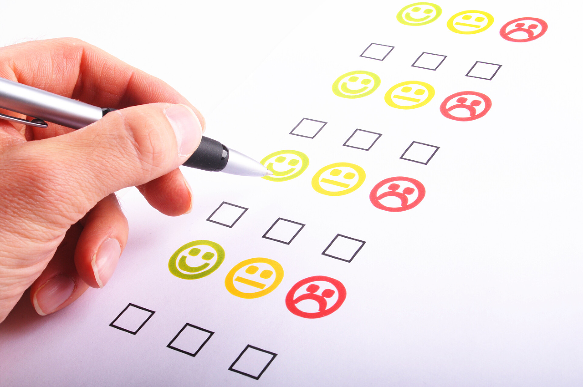 一个人在填写今日心墙表心理