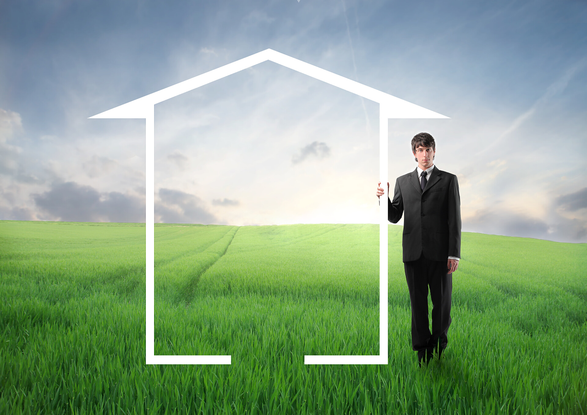 商人在一片绿色的草地上的白线条房子边站着商务