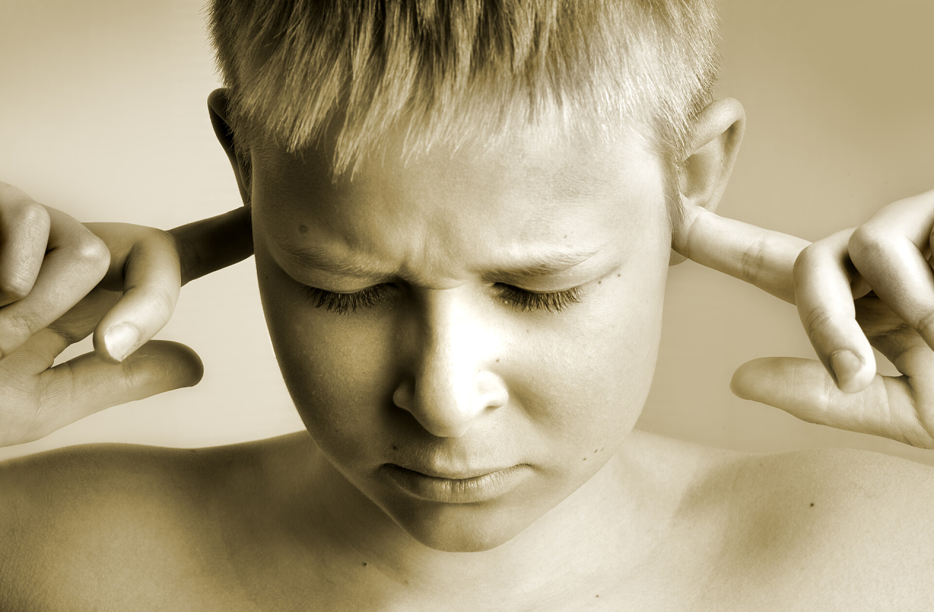 男孩子用手指塞住耳朵不愿意听烦躁儿童心理健康