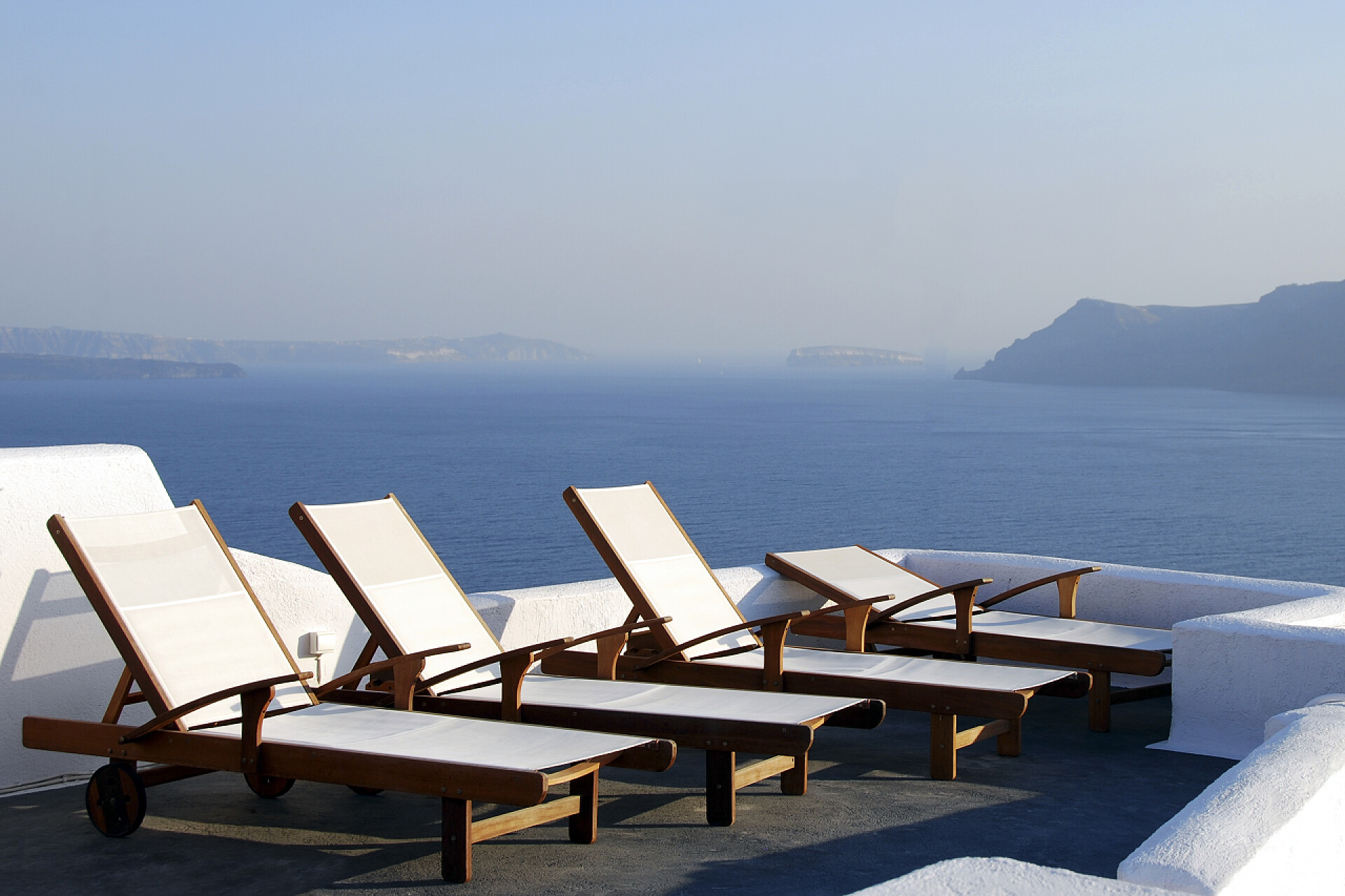 蓝色大海边的沙滩躺椅旅游度假