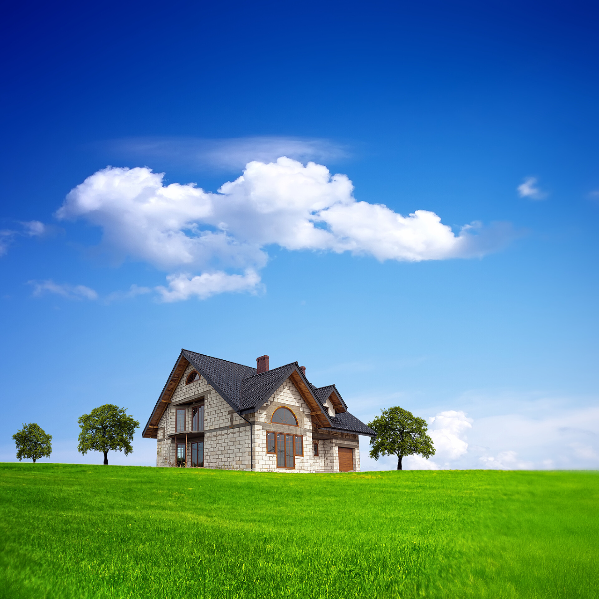 蓝天白云下的房屋建筑