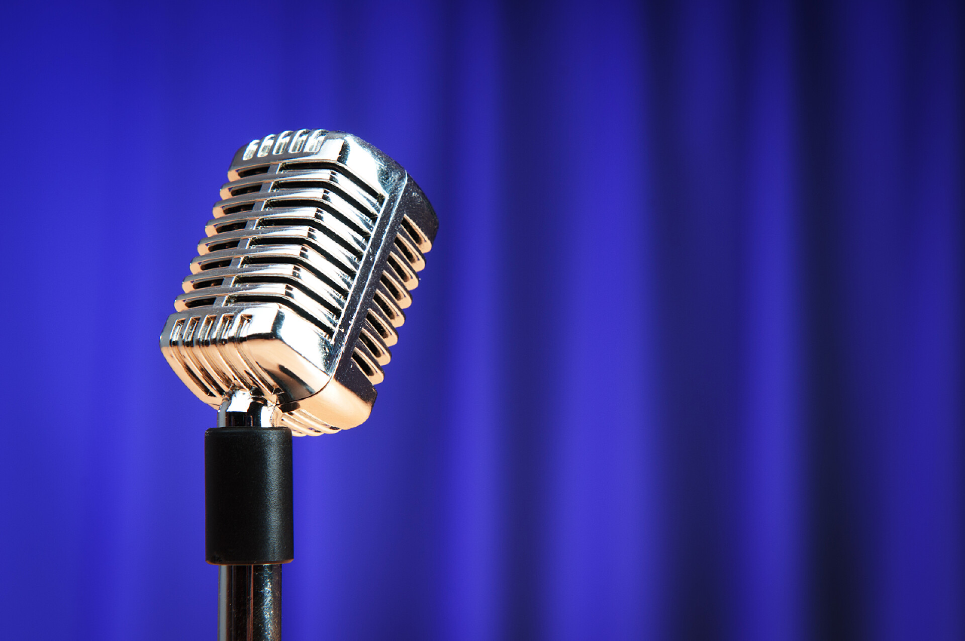 蓝色帷幕上的麦克风音乐