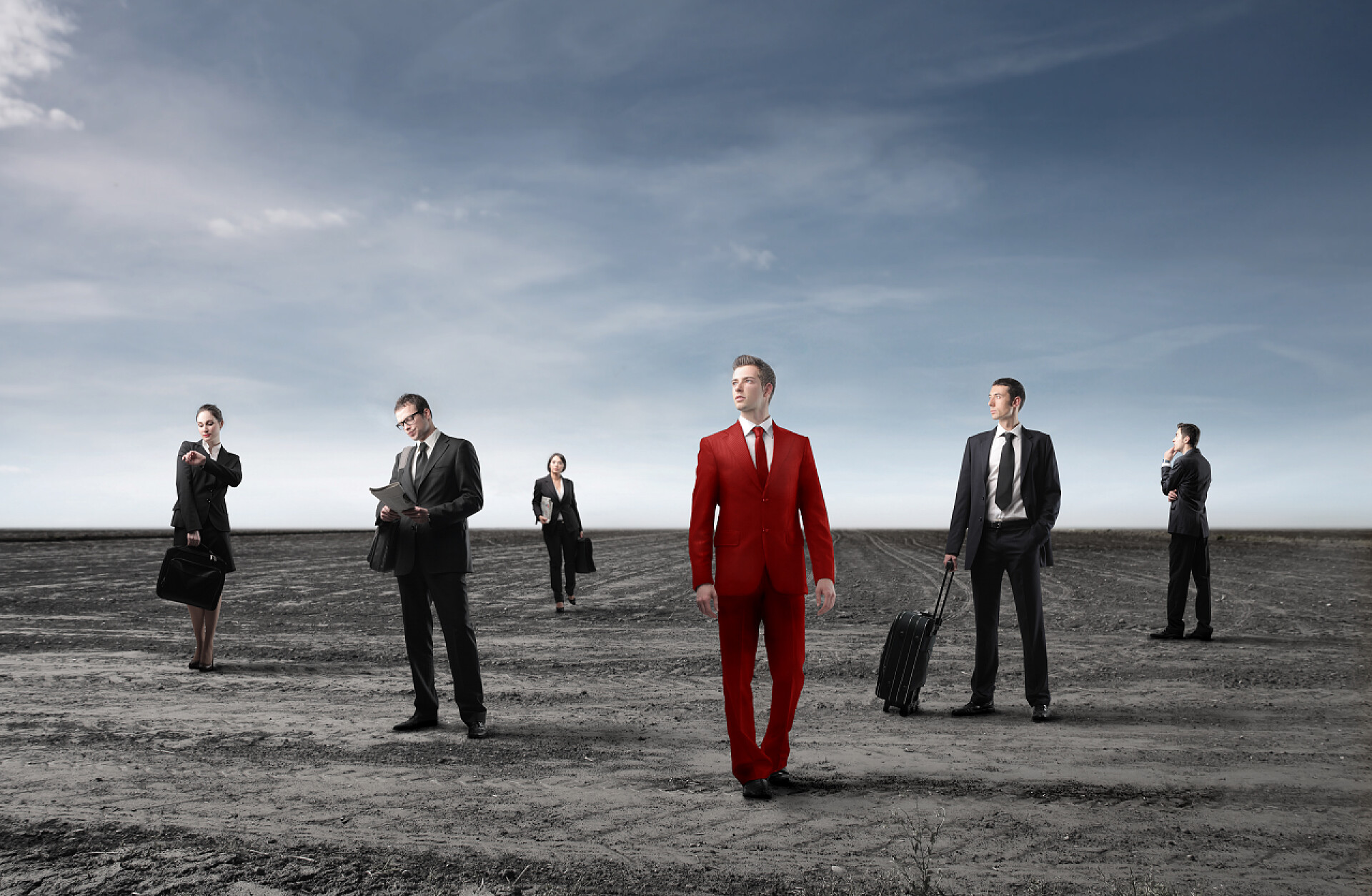 一群商务人士站在地面上