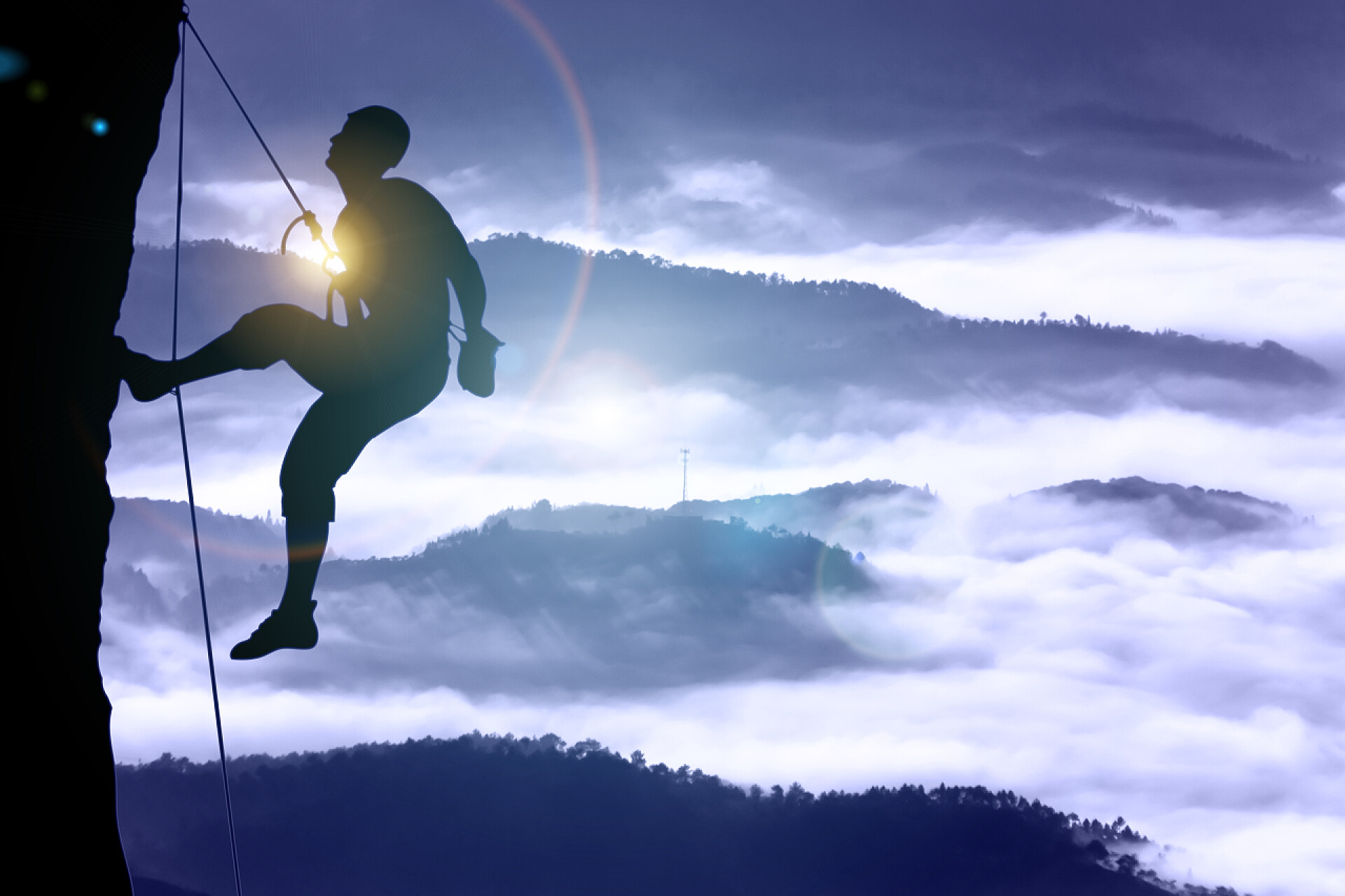 体育运动锻炼登山者在晚霞下爬山的剪影