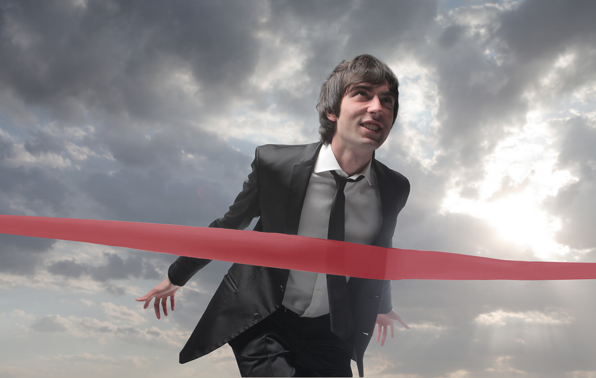 微笑的商人越过红色线商业商务