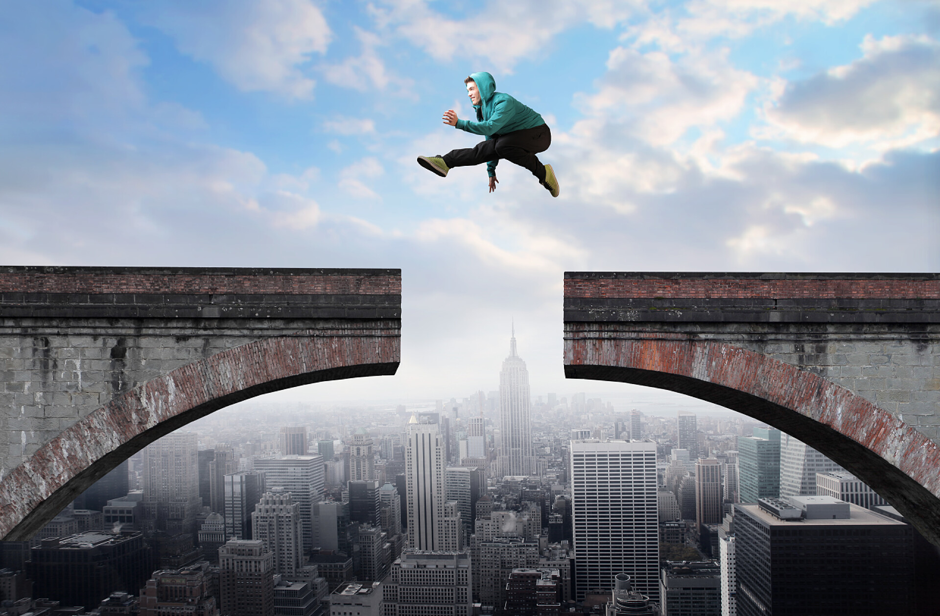 轻男子从一座断桥上跳跃