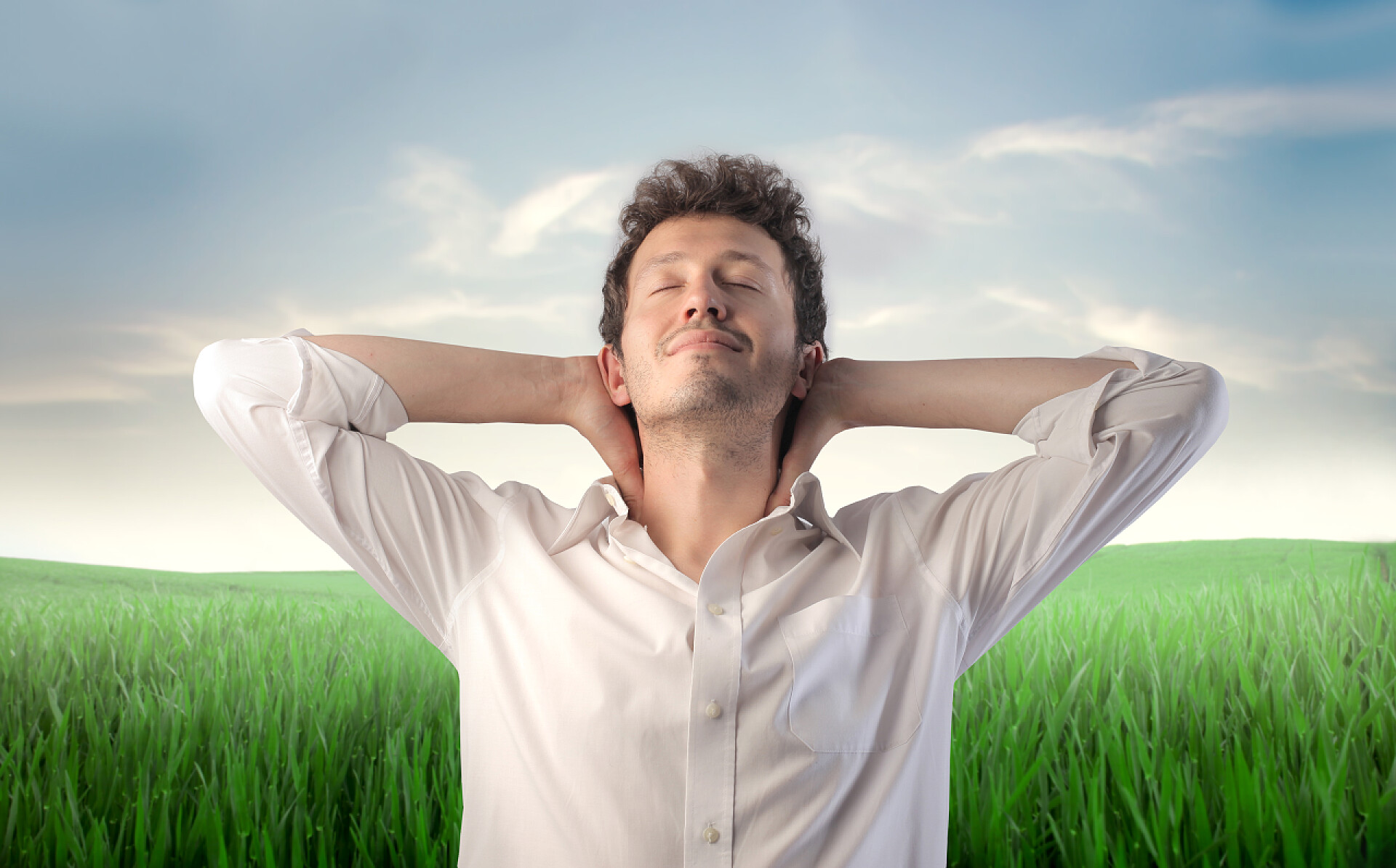 人物生活在绿色草地上放松的年轻人