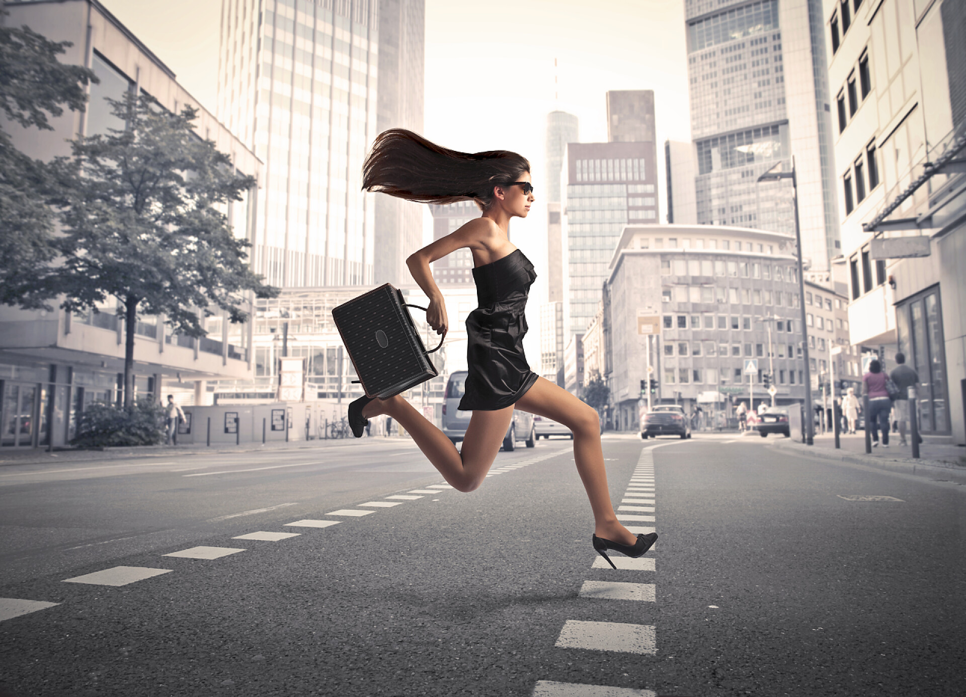 人物生活时尚美丽的女人在城市街道上奔跑