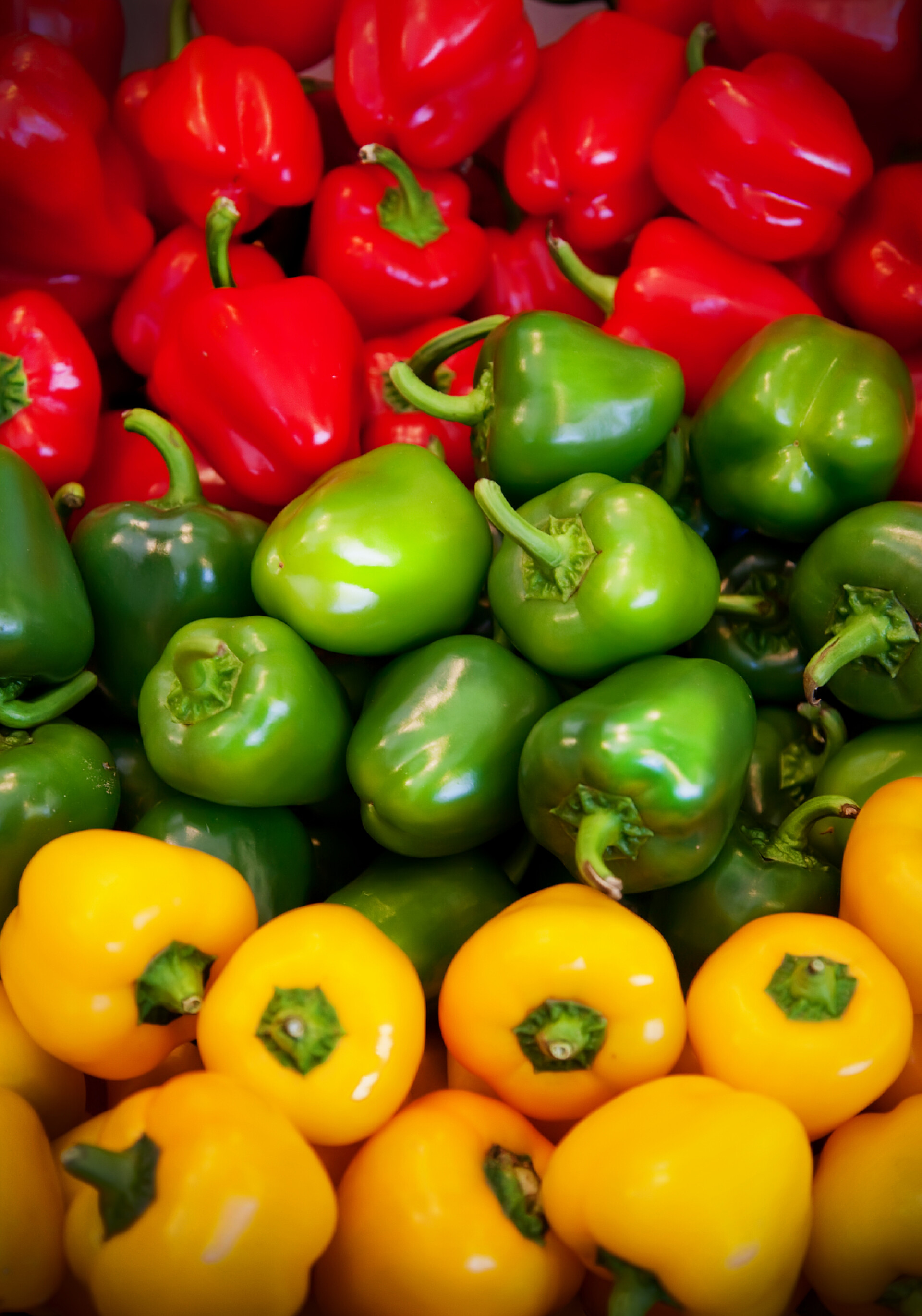 蔬菜摊位上的一堆辣椒蔬菜