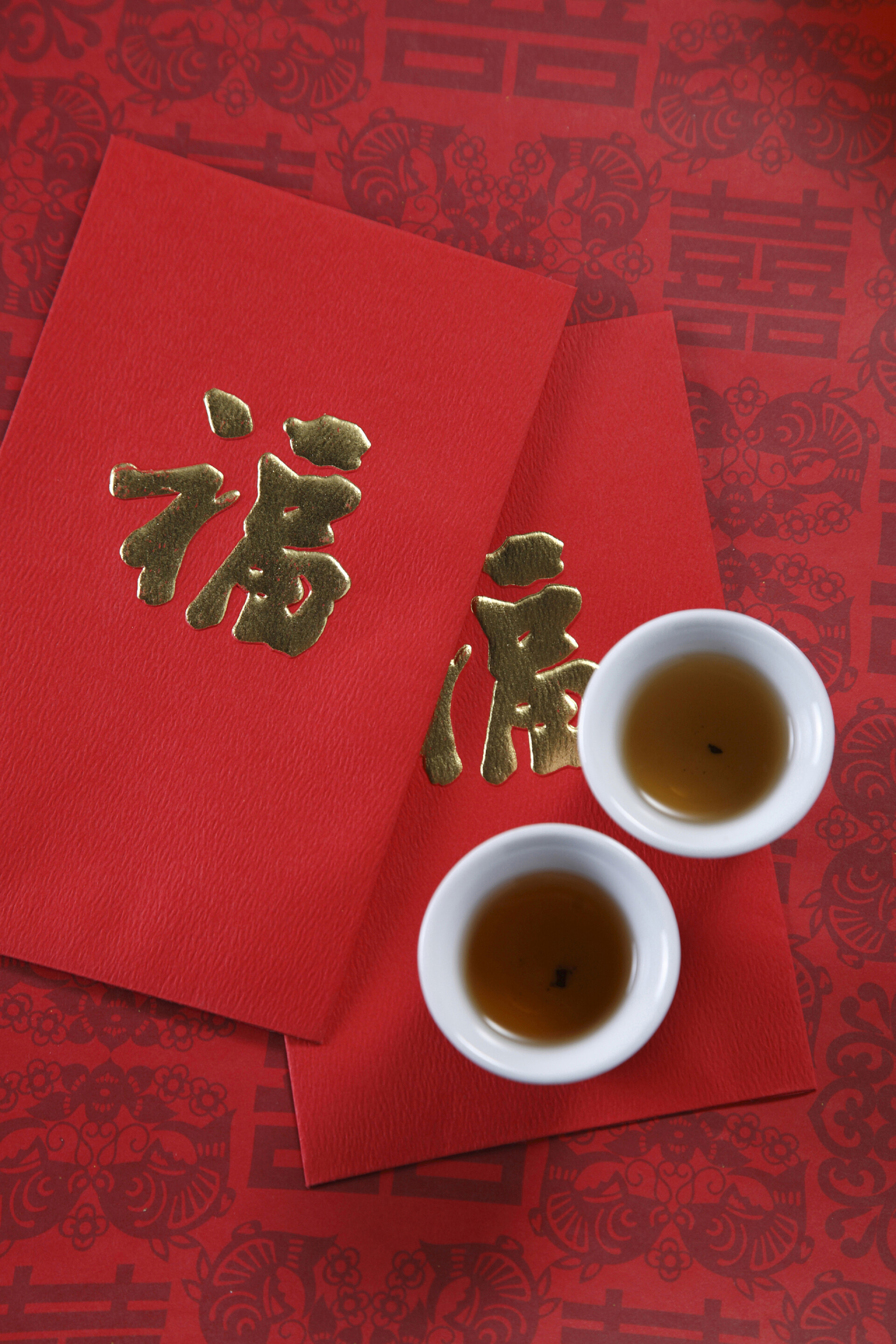 桌布上的红包和茶杯的顶部视图