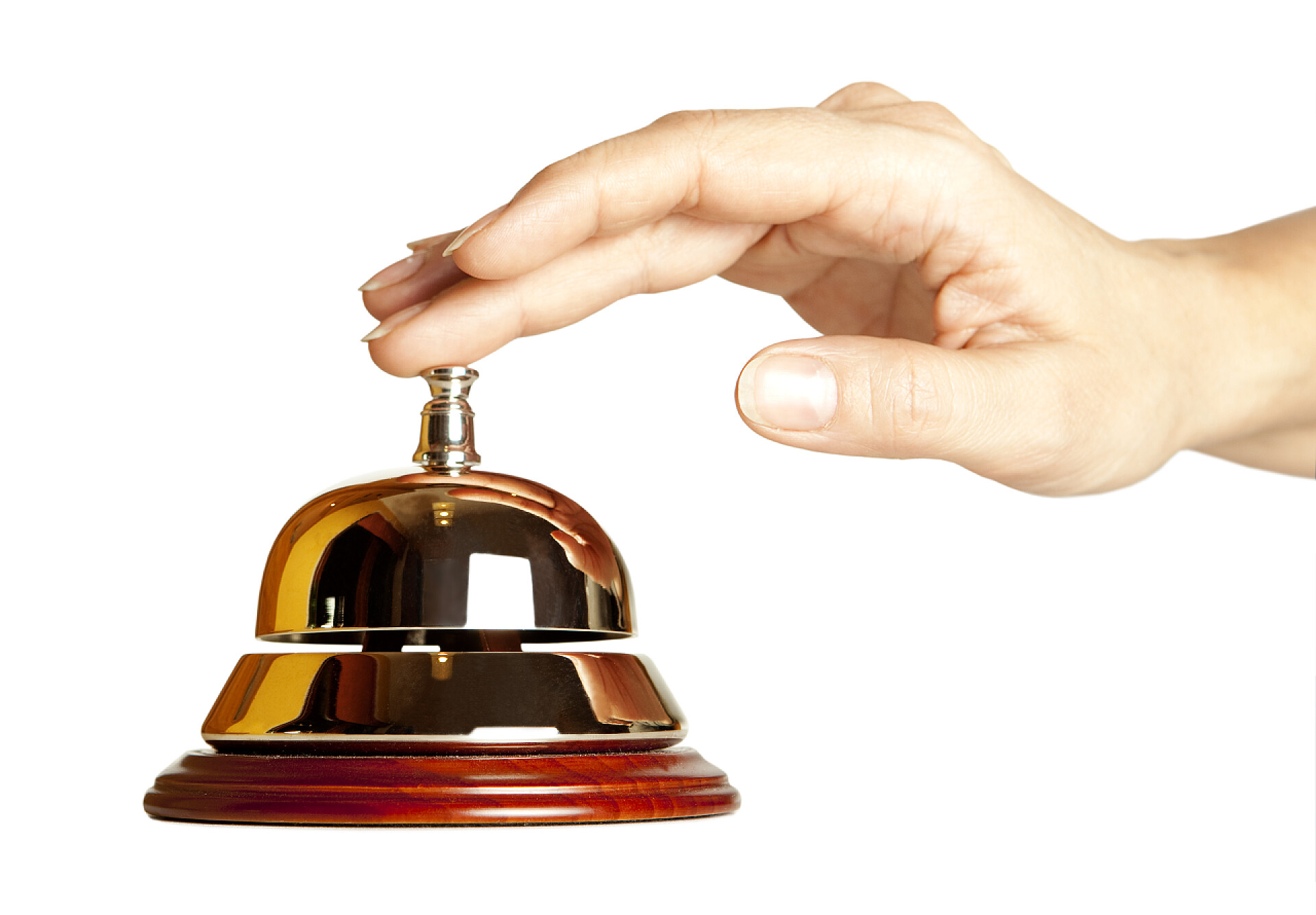 白色背景上一个女人的手按餐铃