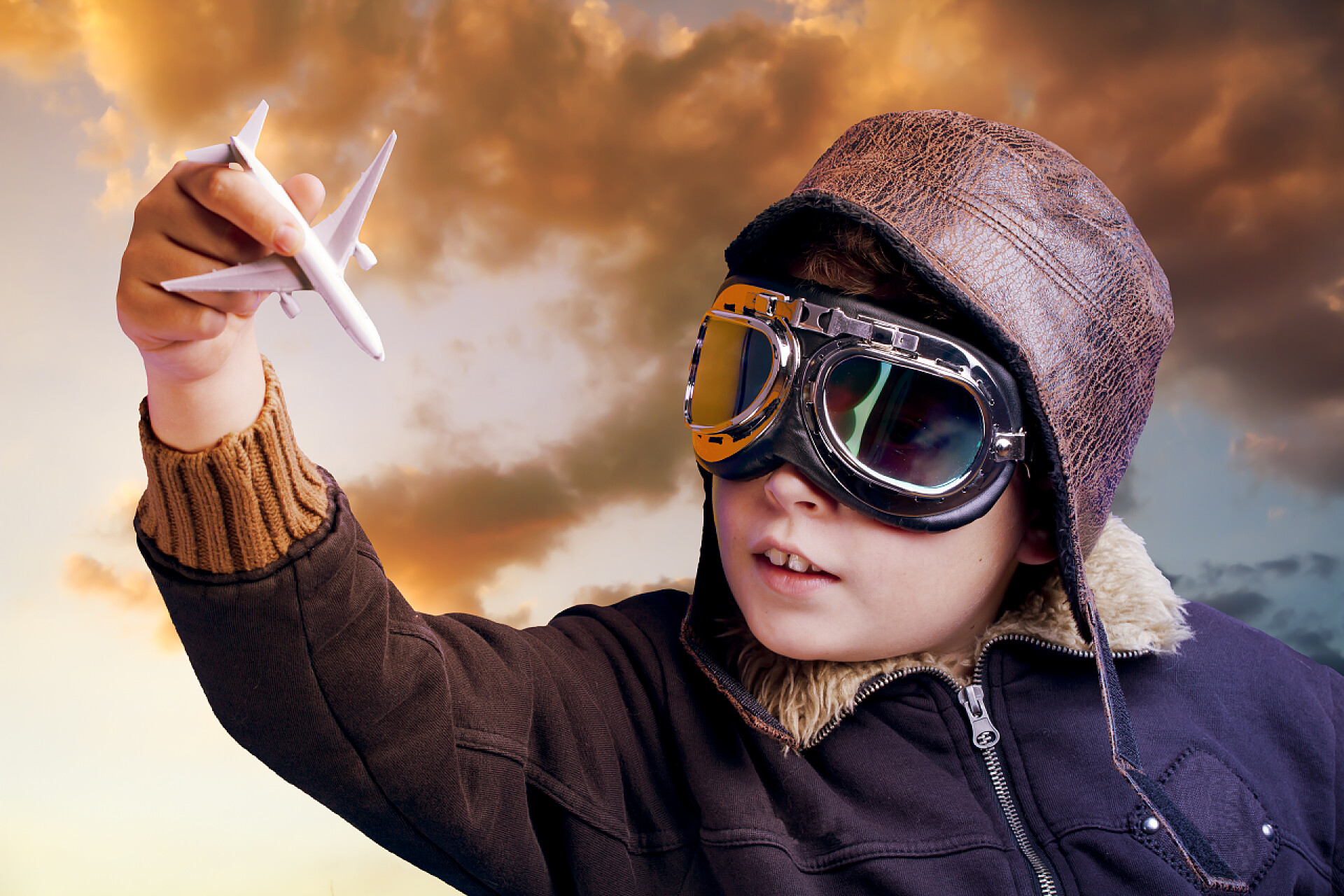 儿童节61儿童节人像梦想憧憬展望未来拿着飞机模型的小男孩梦想自由