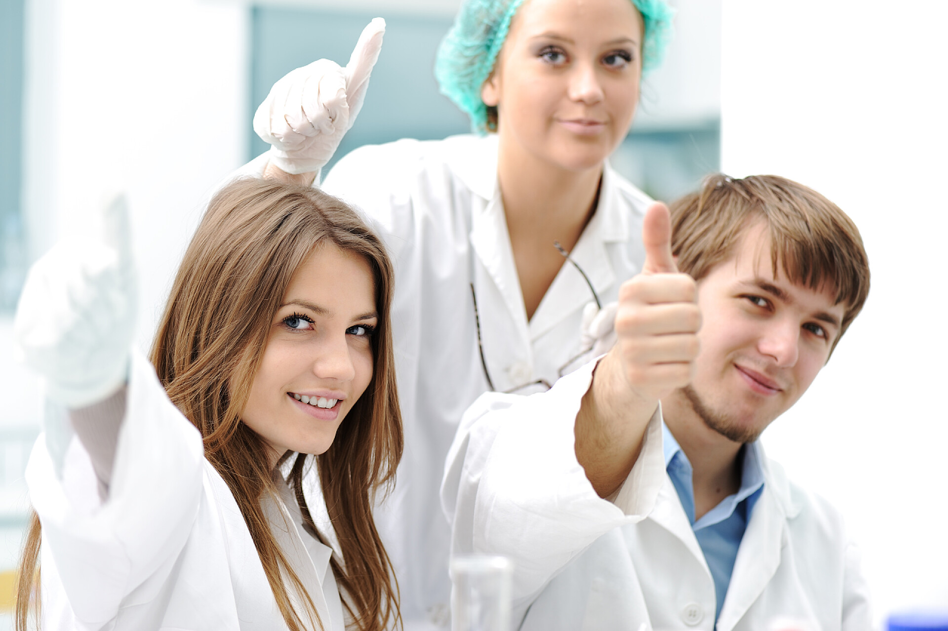 医药科研医疗成功的实验室团队竖大拇指