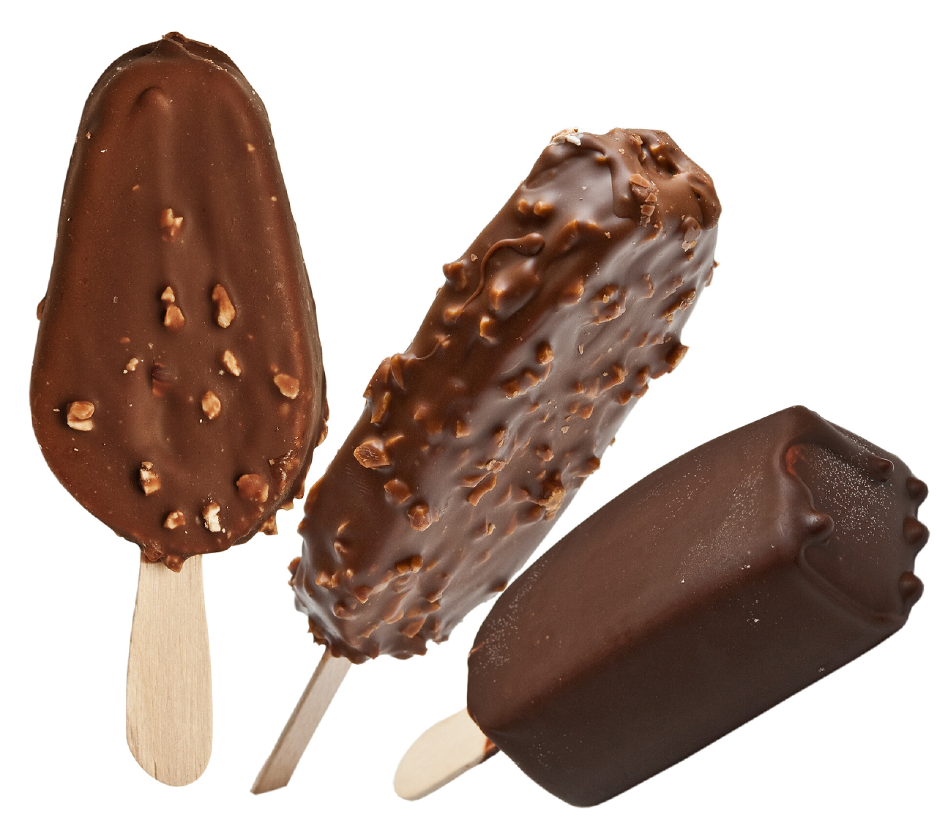 白色背景上的巧克力冰淇淋