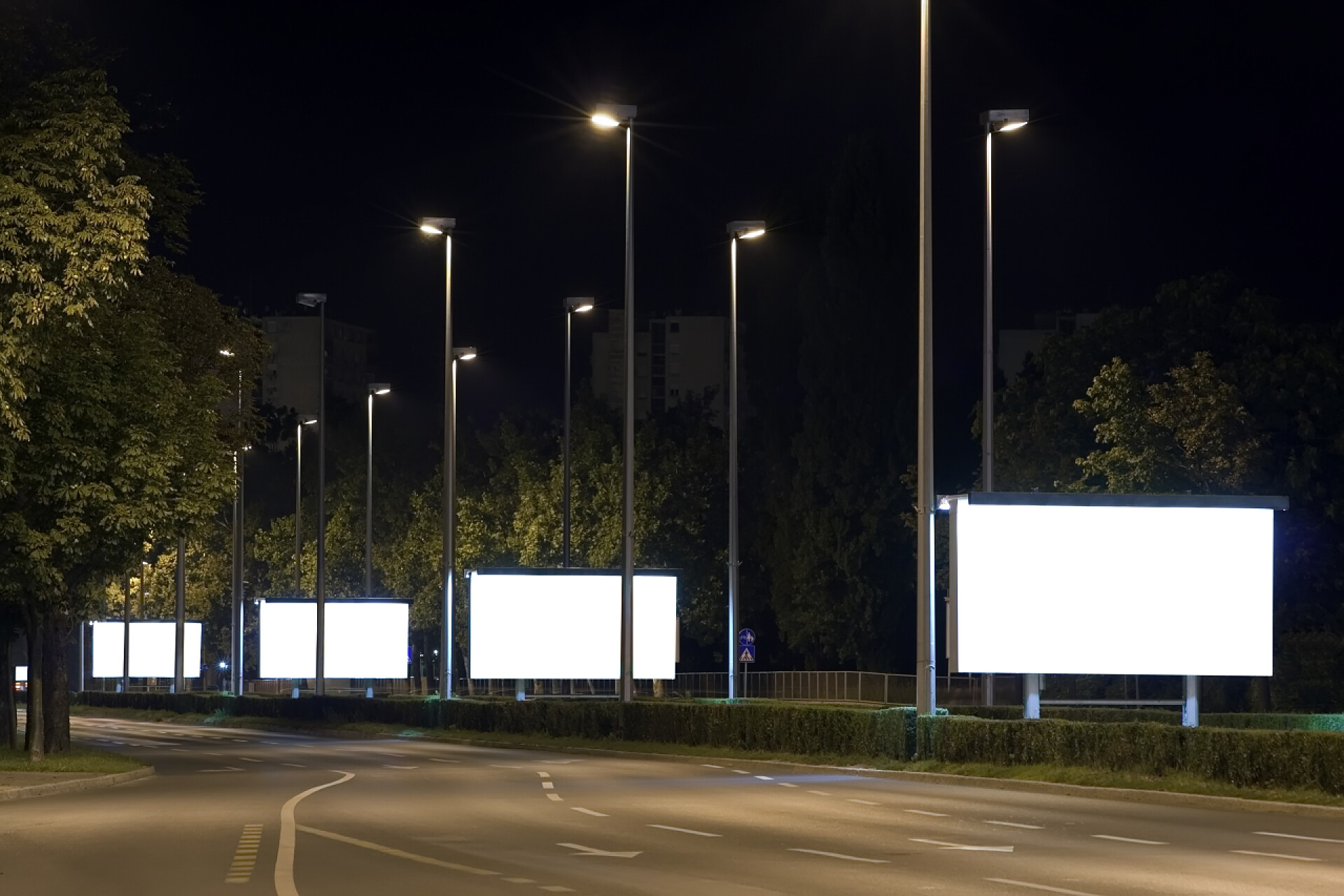 在夜间时公路上的空广告牌