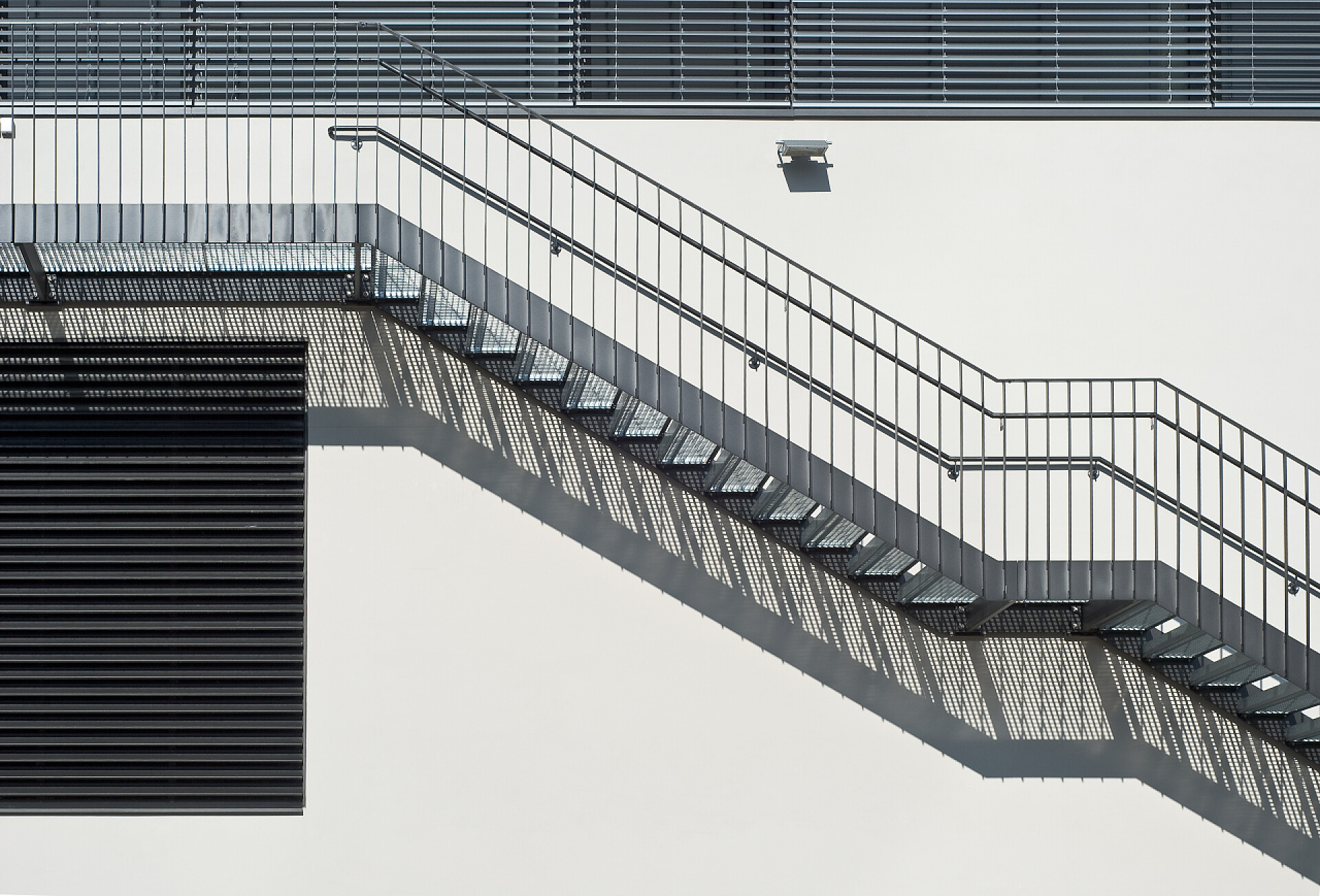 建筑作为当代的建筑元素的金属楼梯