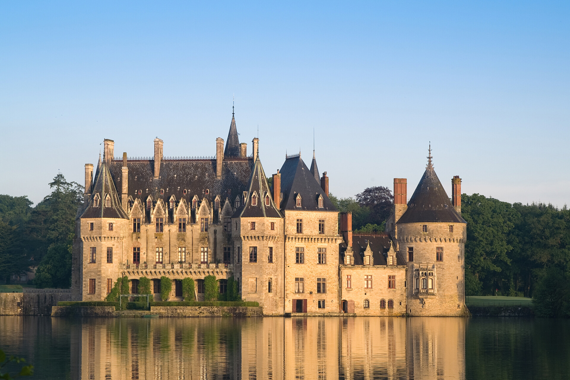 建筑蓝色天空下欧洲的古城堡