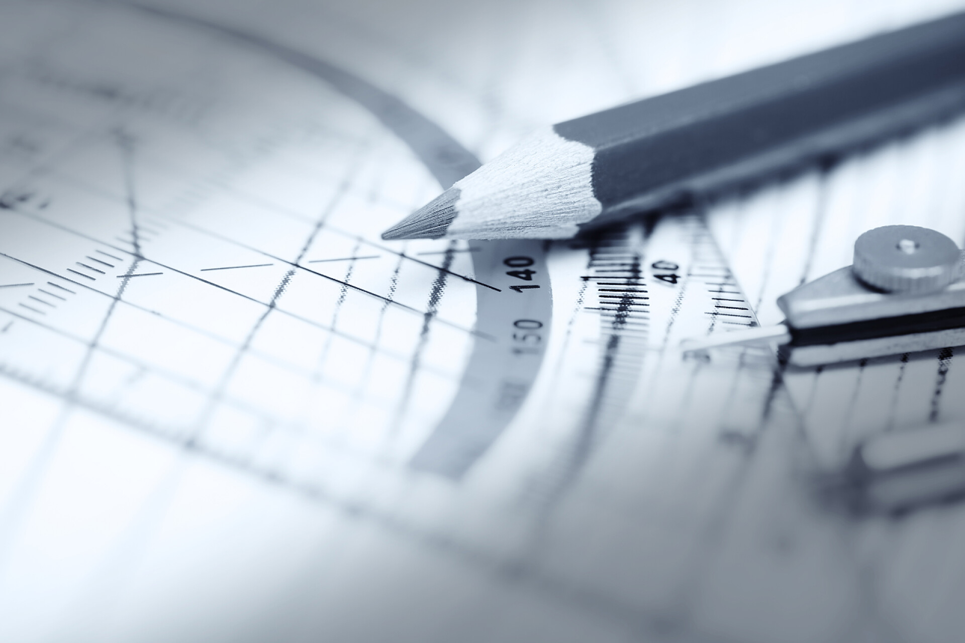 纸上的圆规尺子和铅笔学习用品