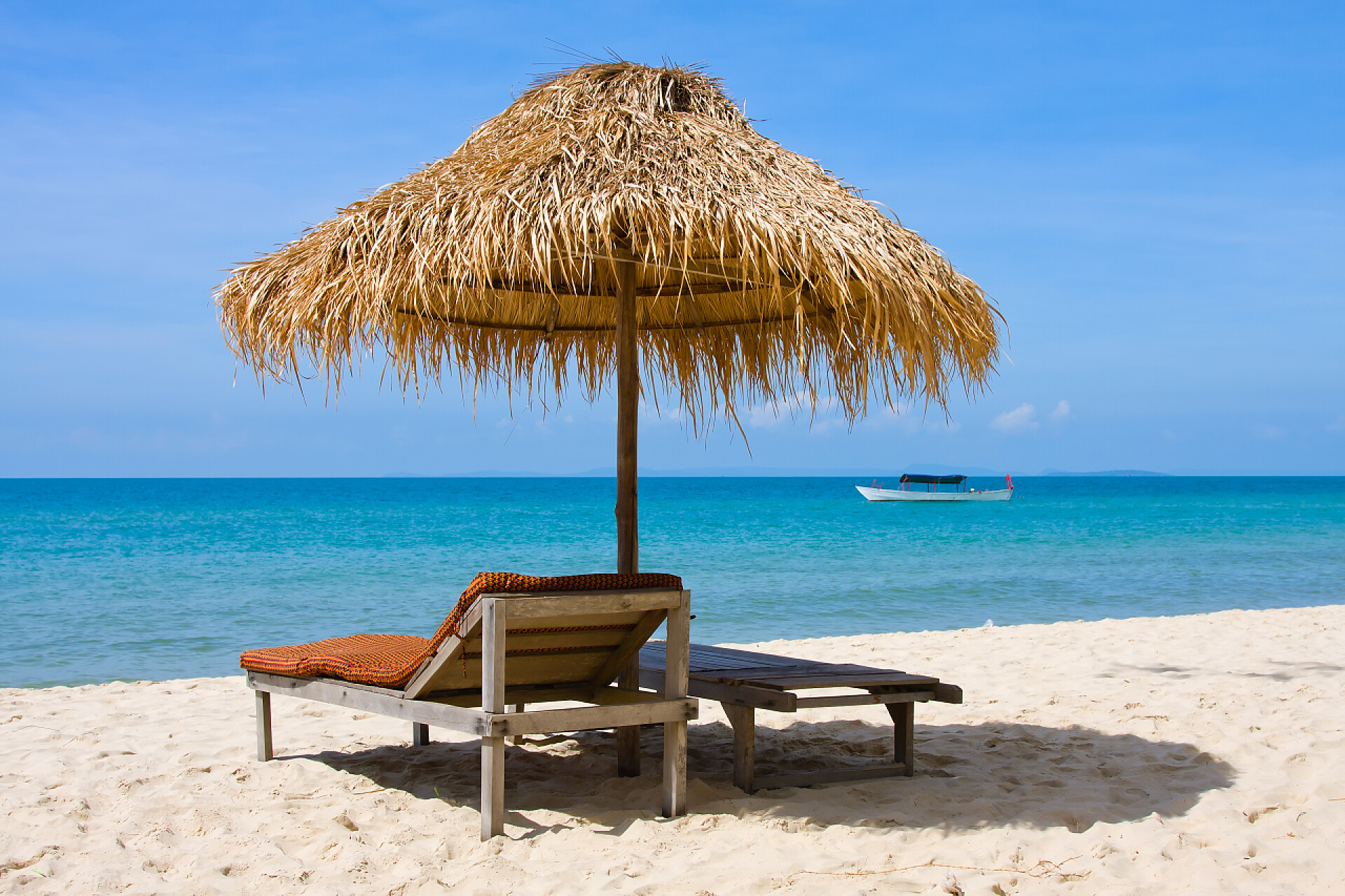 热带海滩与贵妃椅度假旅游