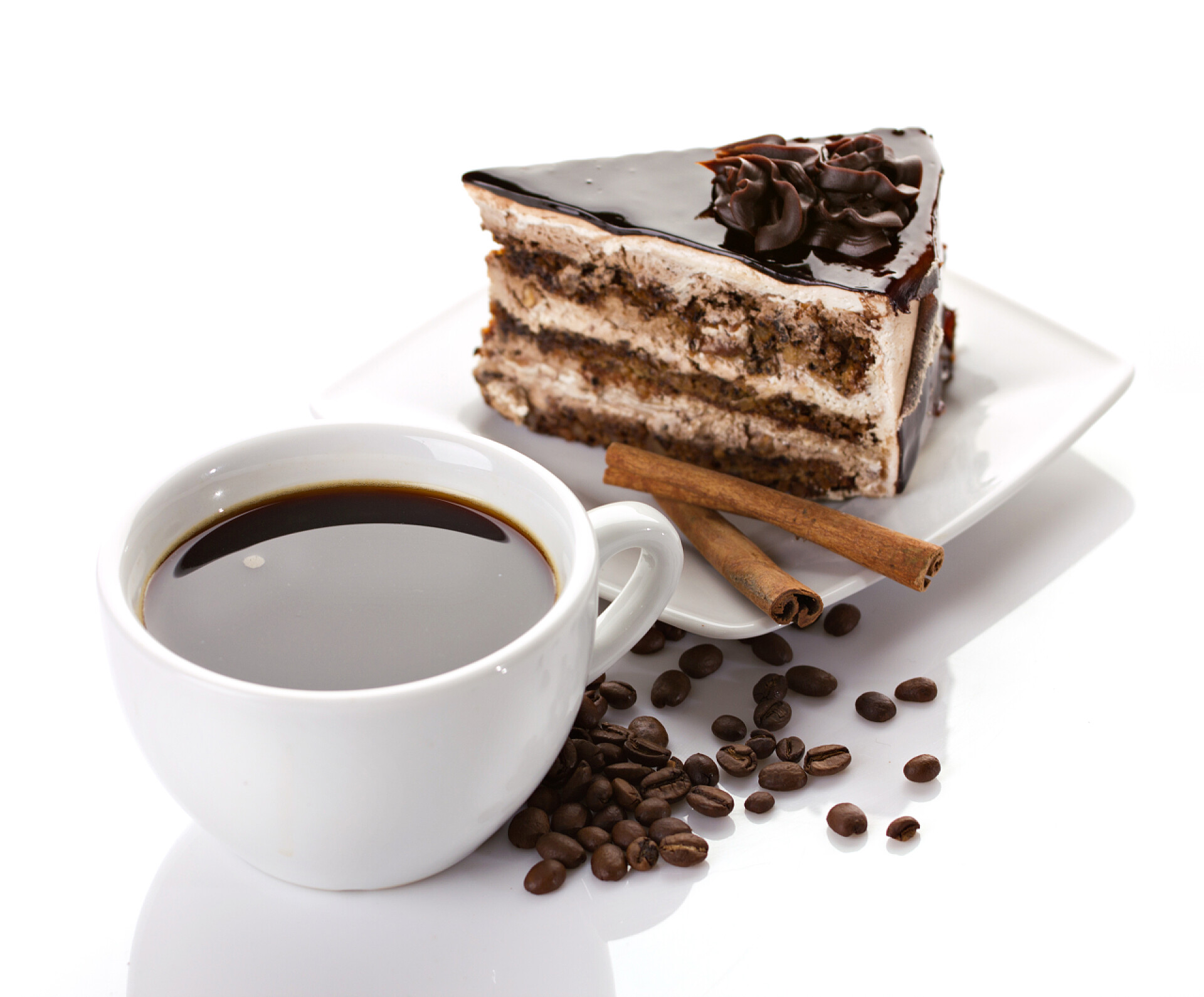 食物巧克力蛋糕和一杯黑咖啡