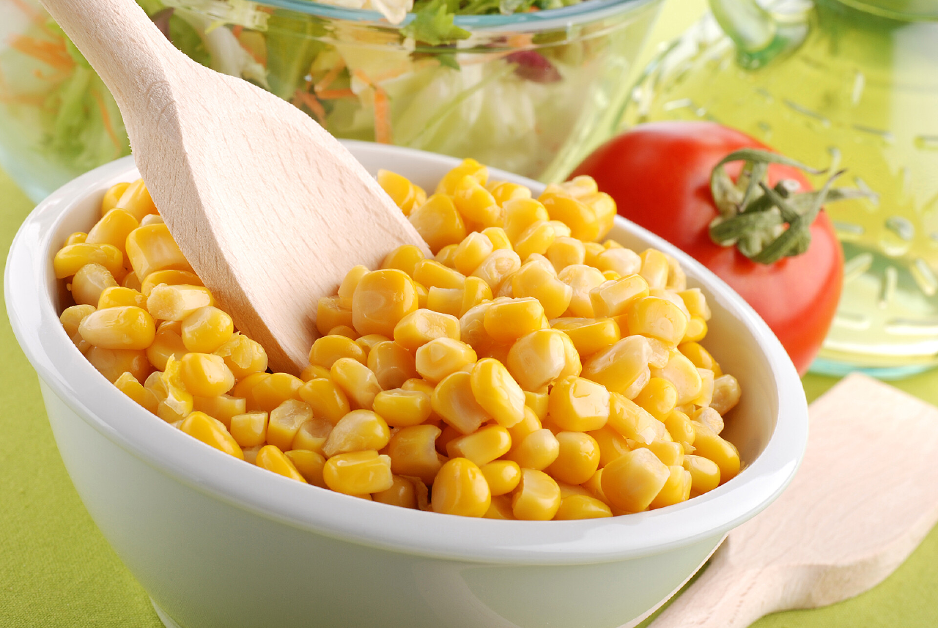 食物一碗玉米粒配整个番茄
