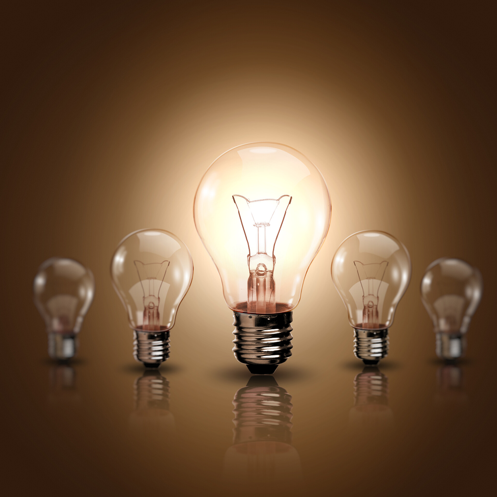 主意概念在桌面上亮着的灯泡