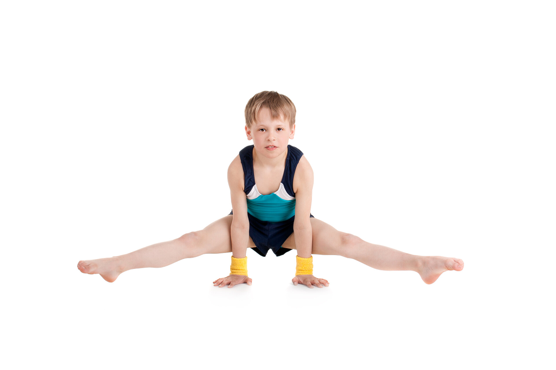 白色背景上的小男孩体操运动员做运动