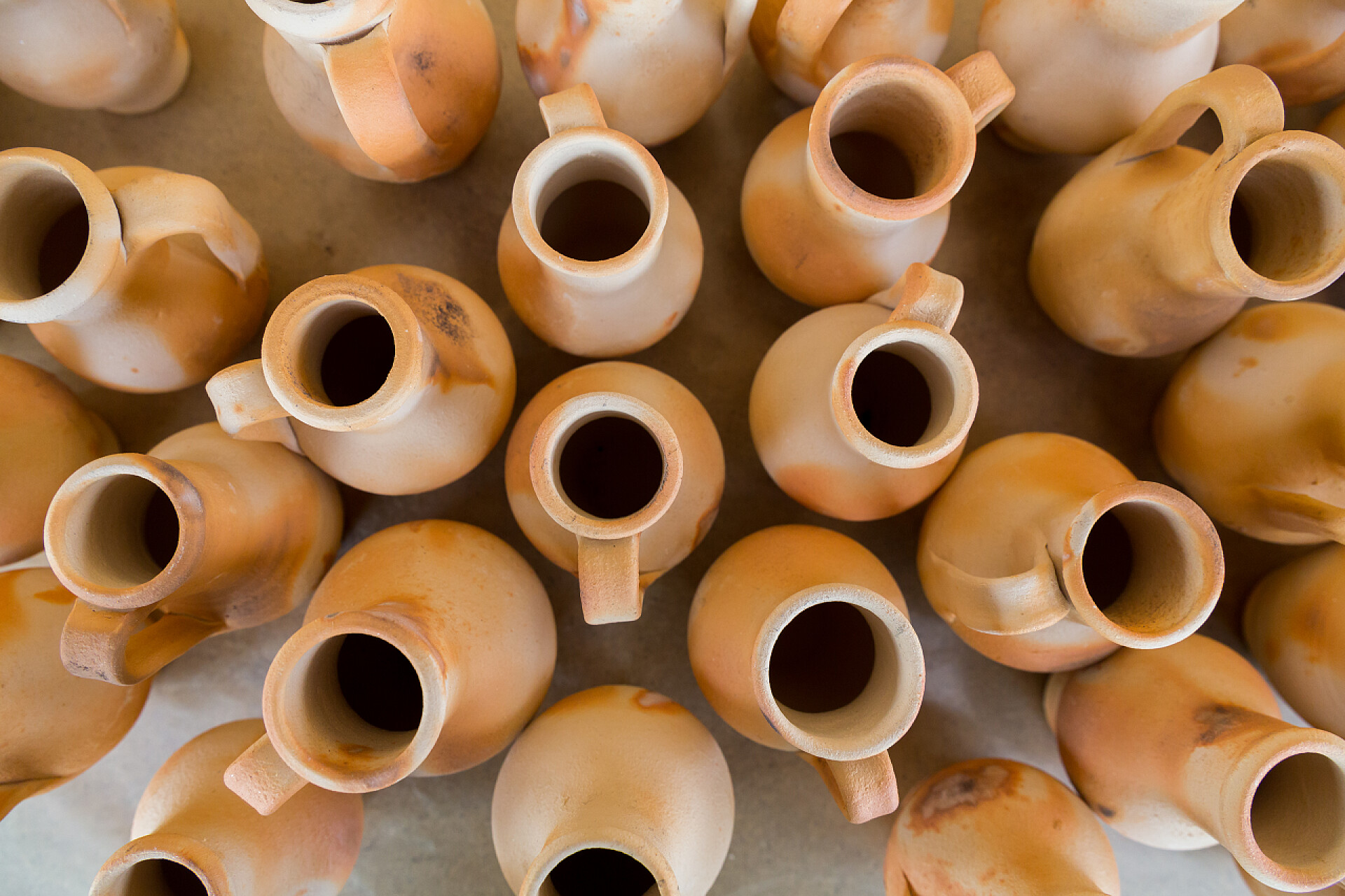 陶器许多陶壶横向组成的俯视图陶艺手工艺术