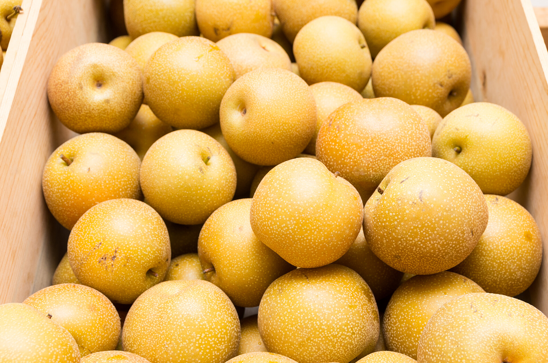 水果木箱中的新鲜亚洲梨