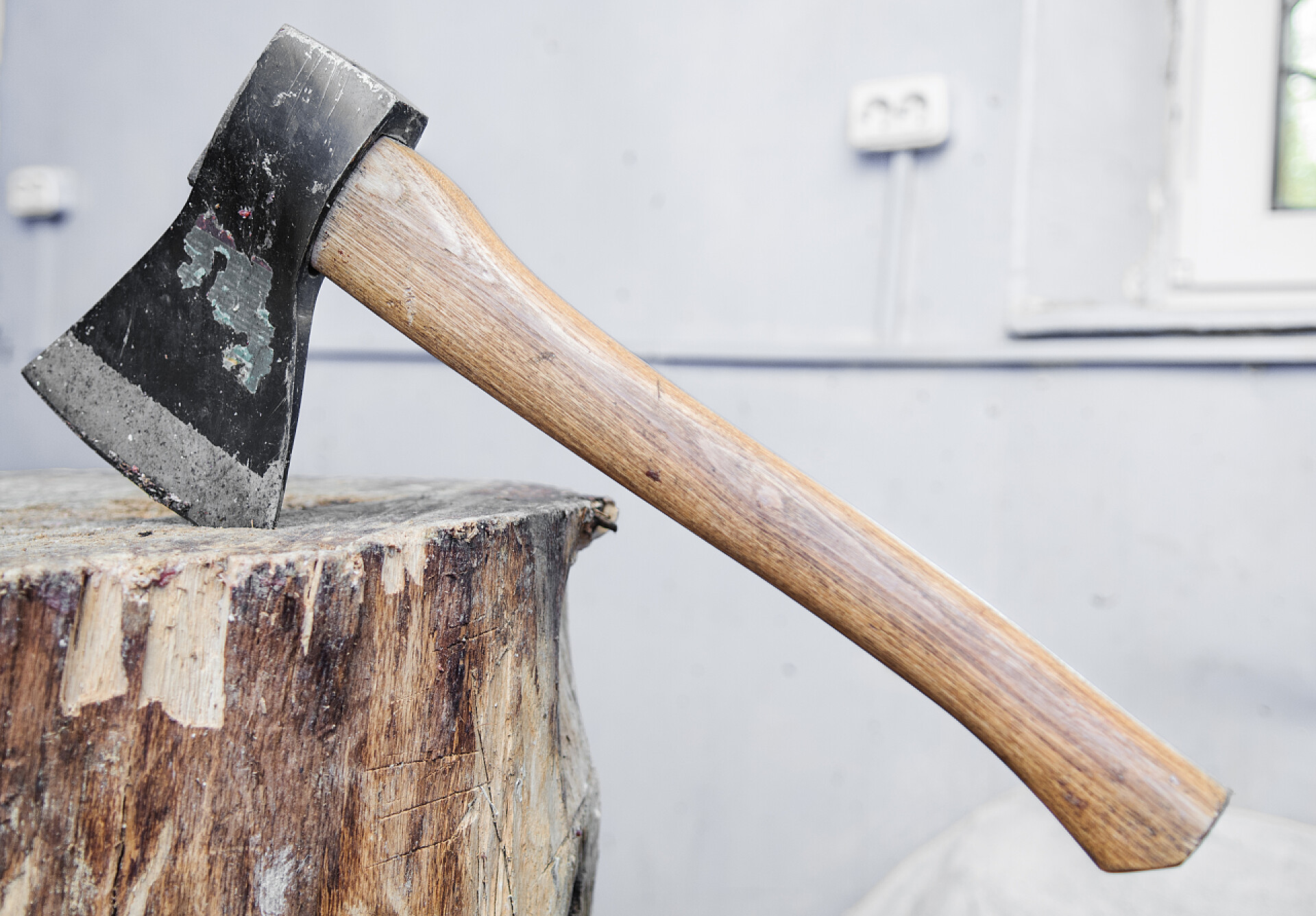 被卡在木制甲板上的一把旧斧子环保