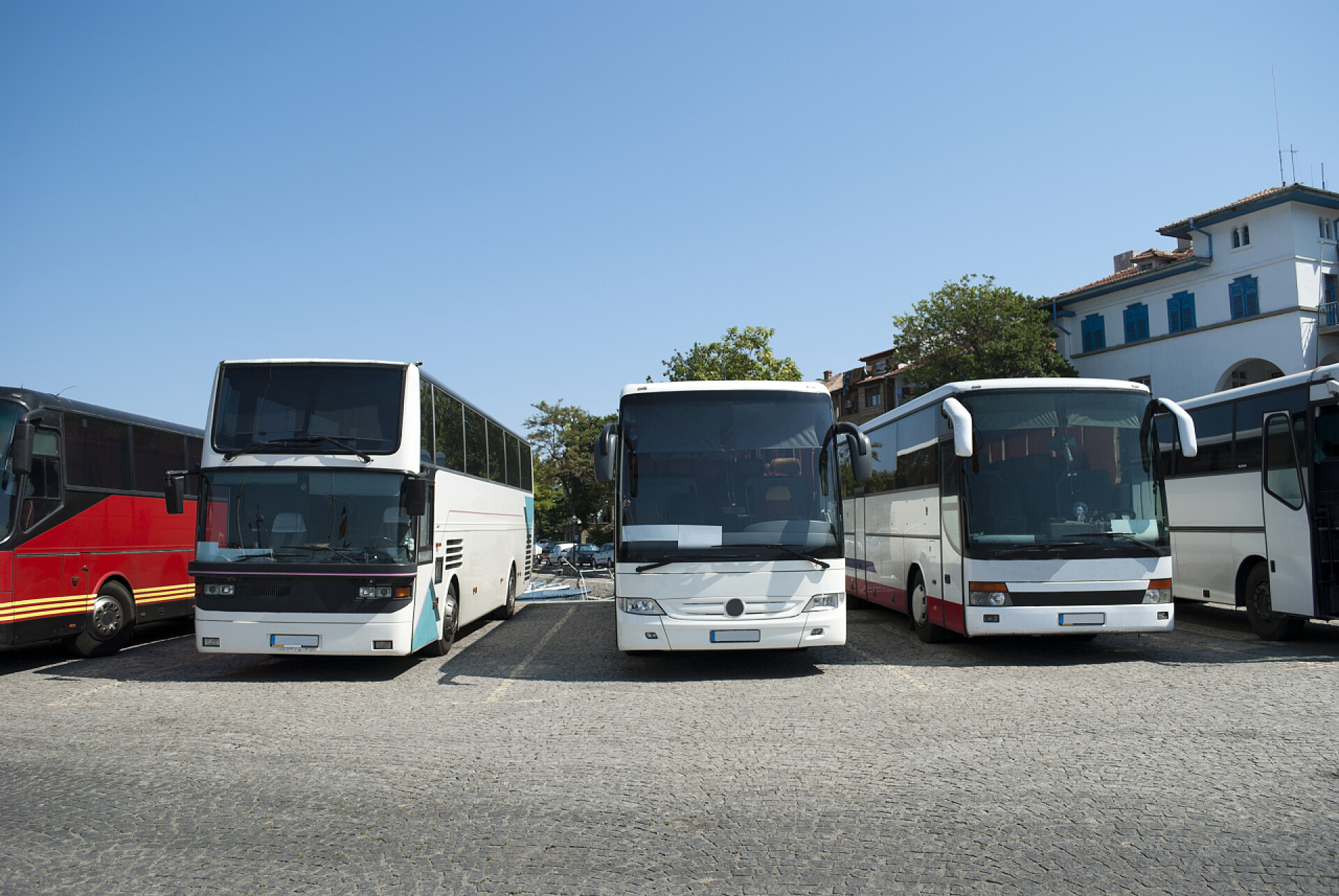 交通运输在停车场的几个旅游巴士