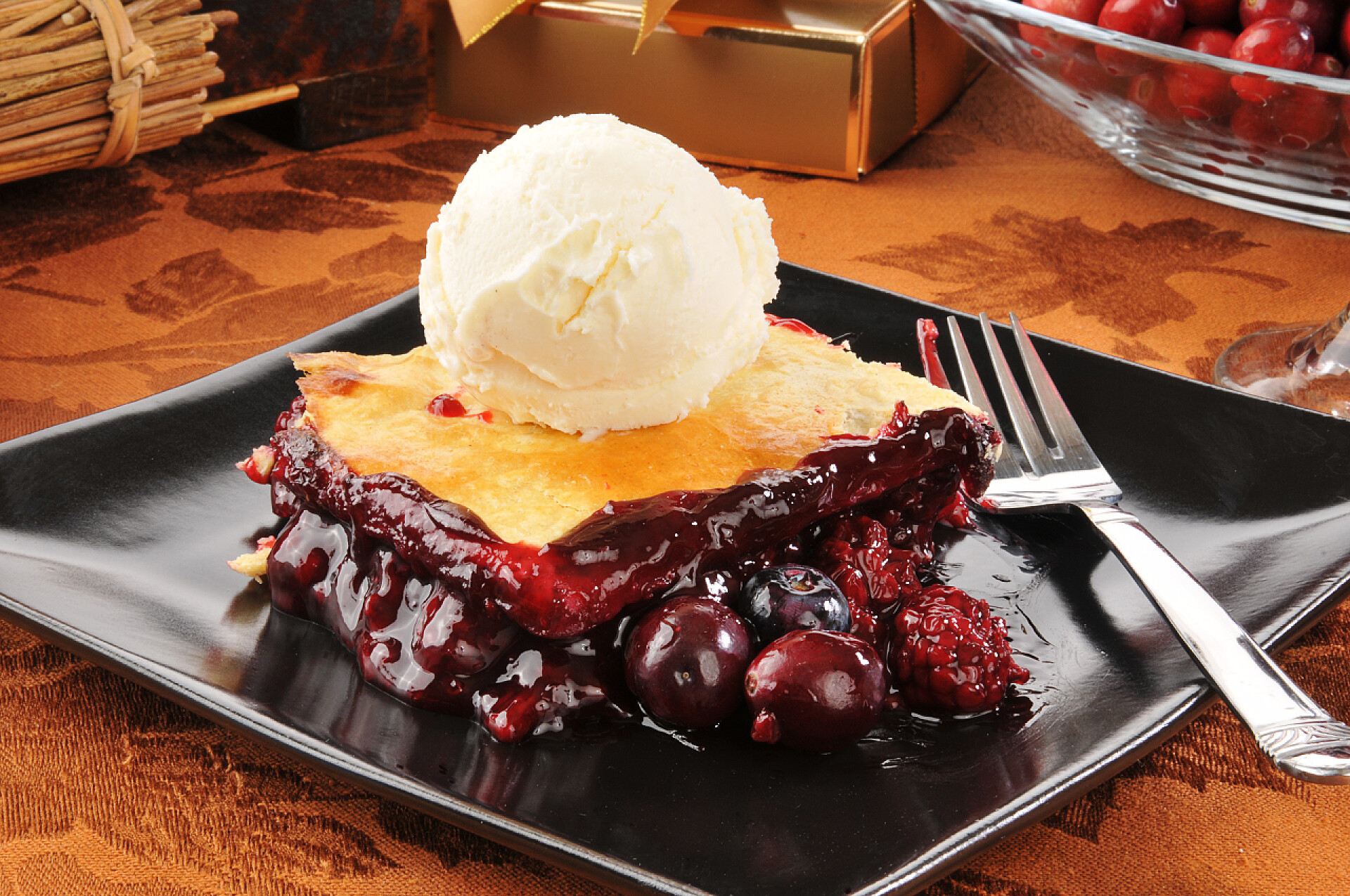 美食一片水果面包与香草冰激淋一勺