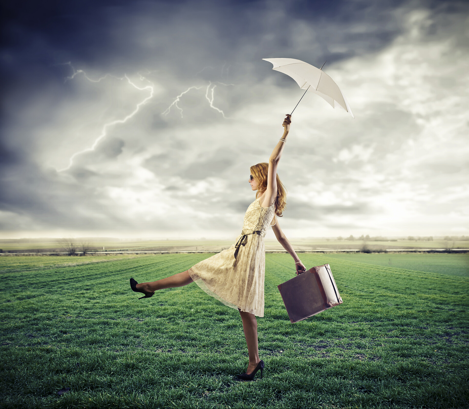 旅行金发女郎被一阵狂风带走