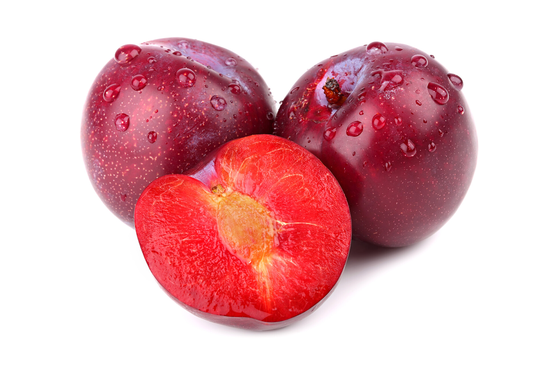 白色背景的李子水果食物