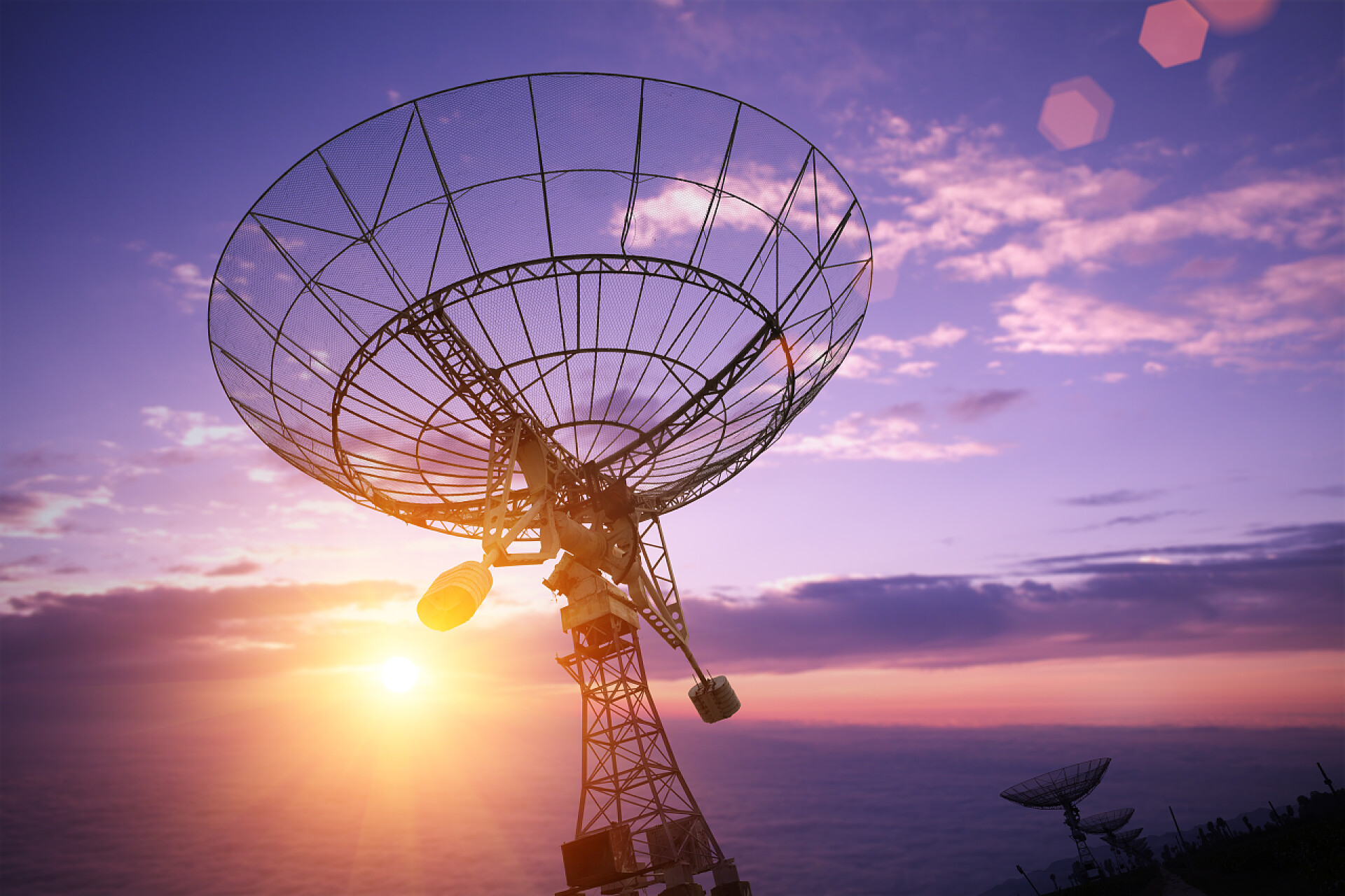 黄昏时分的菜式卫星天线自然景观