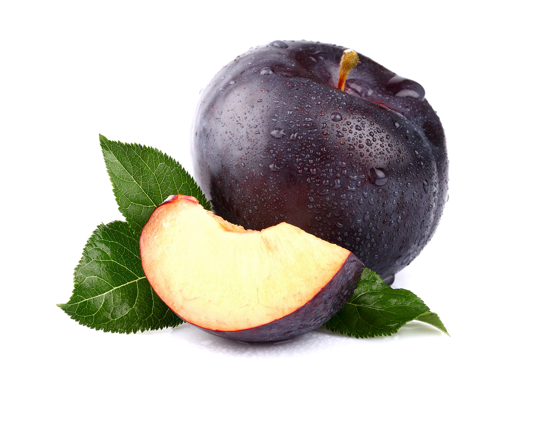 白色背景上的甜李子水果食物